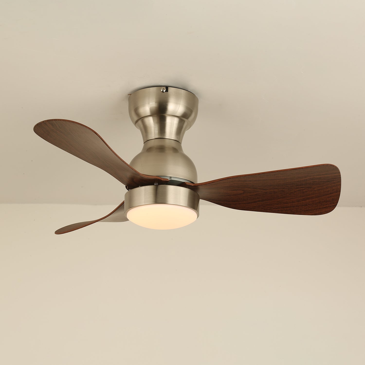 Immagine lifestyle del ventilatore Aurdorus con luce che illumina uno spazio interno