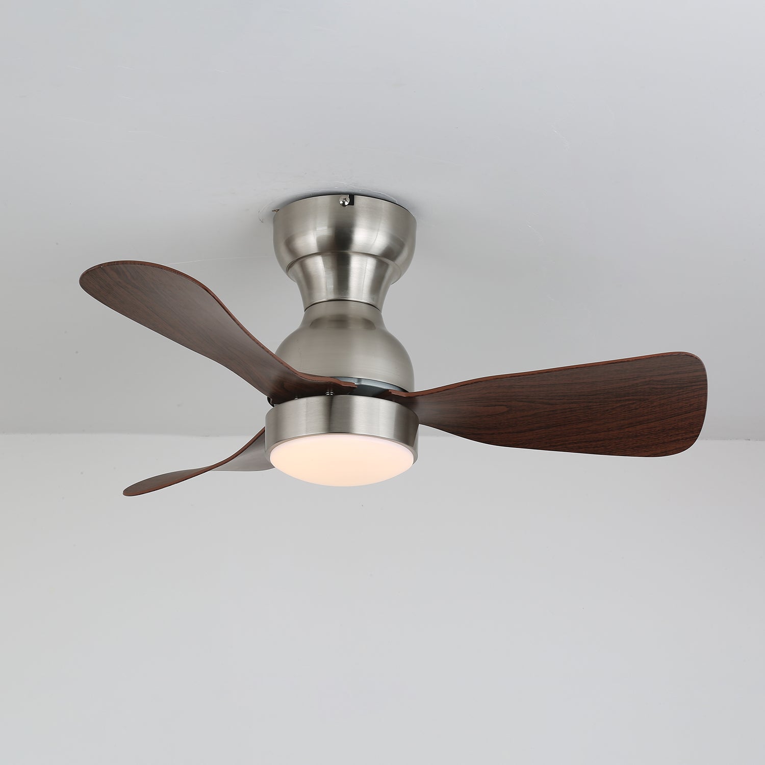 Vista dettagliata della luce LED integrata sul ventilatore Aurdorus
