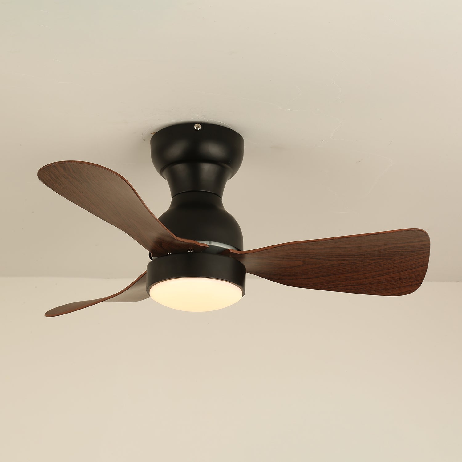 Angolazione diversa del ventilatore da soffitto Aurdorus moderno in legno con luce