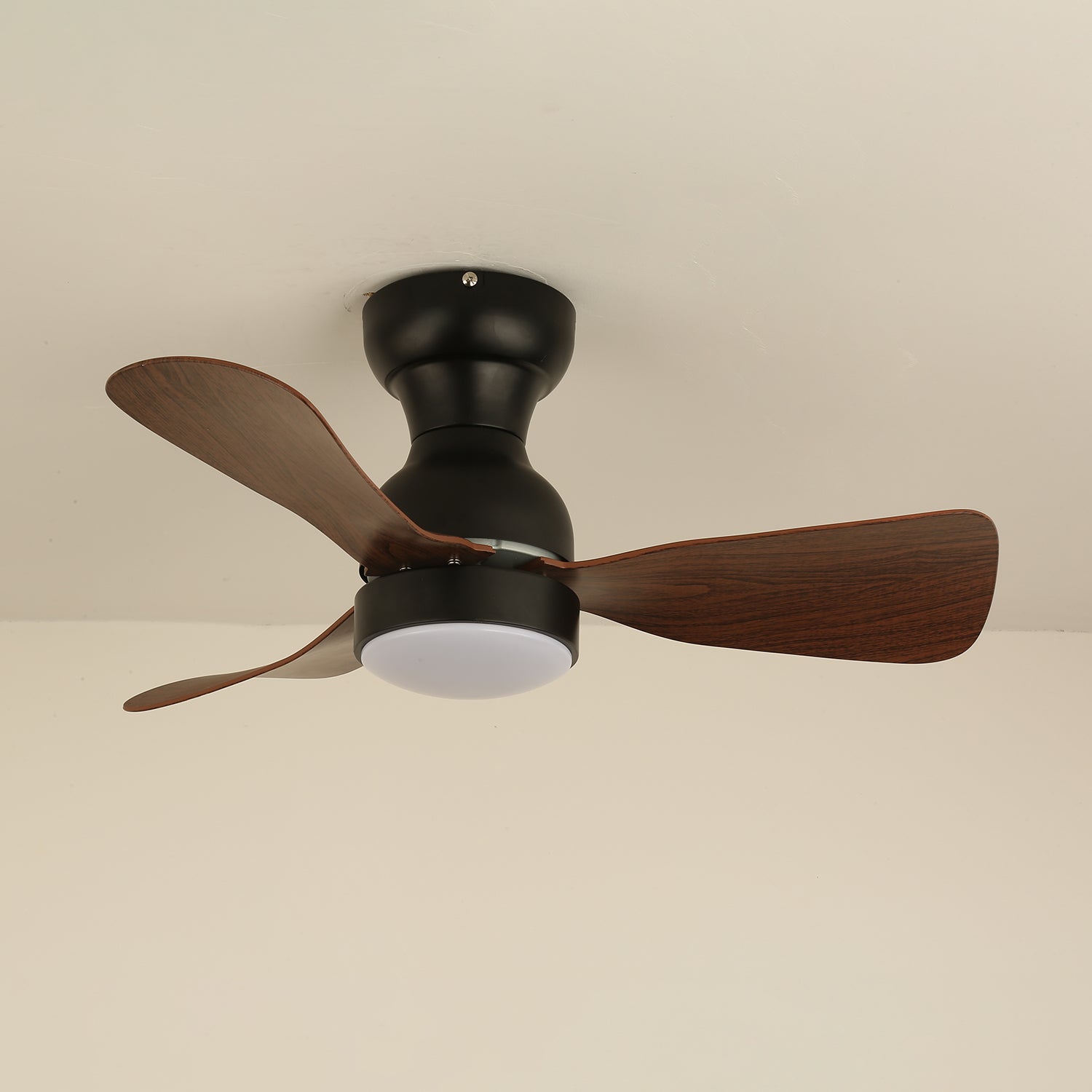 Ventilatore Aurdorus con luce che mostra il suo design elegante e minimalista