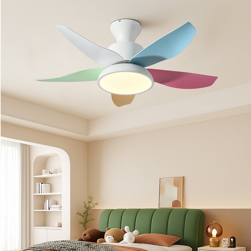 Primo piano delle pale colorate e del paralume in acrilico del Ventilatore da Soffitto con Luce Milo