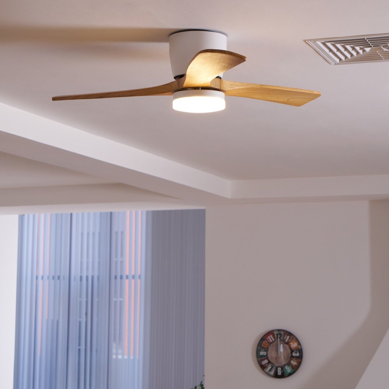 Ventilatore da soffitto con luce in legno Nordico Ezra con finitura grigia, per un tocco contemporaneo.