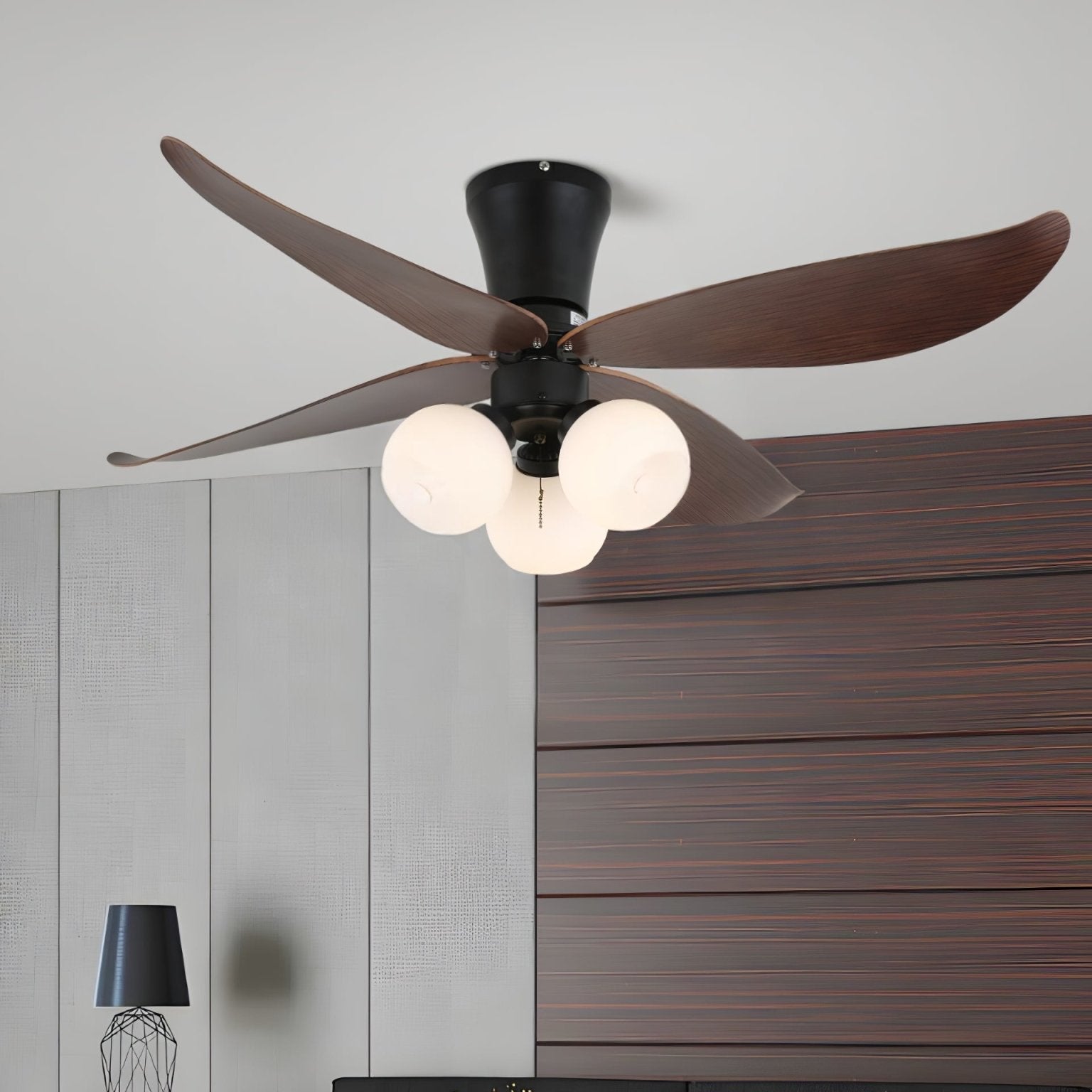 Primo piano del paralume in vetro del ventilatore da soffitto Lunair vintage