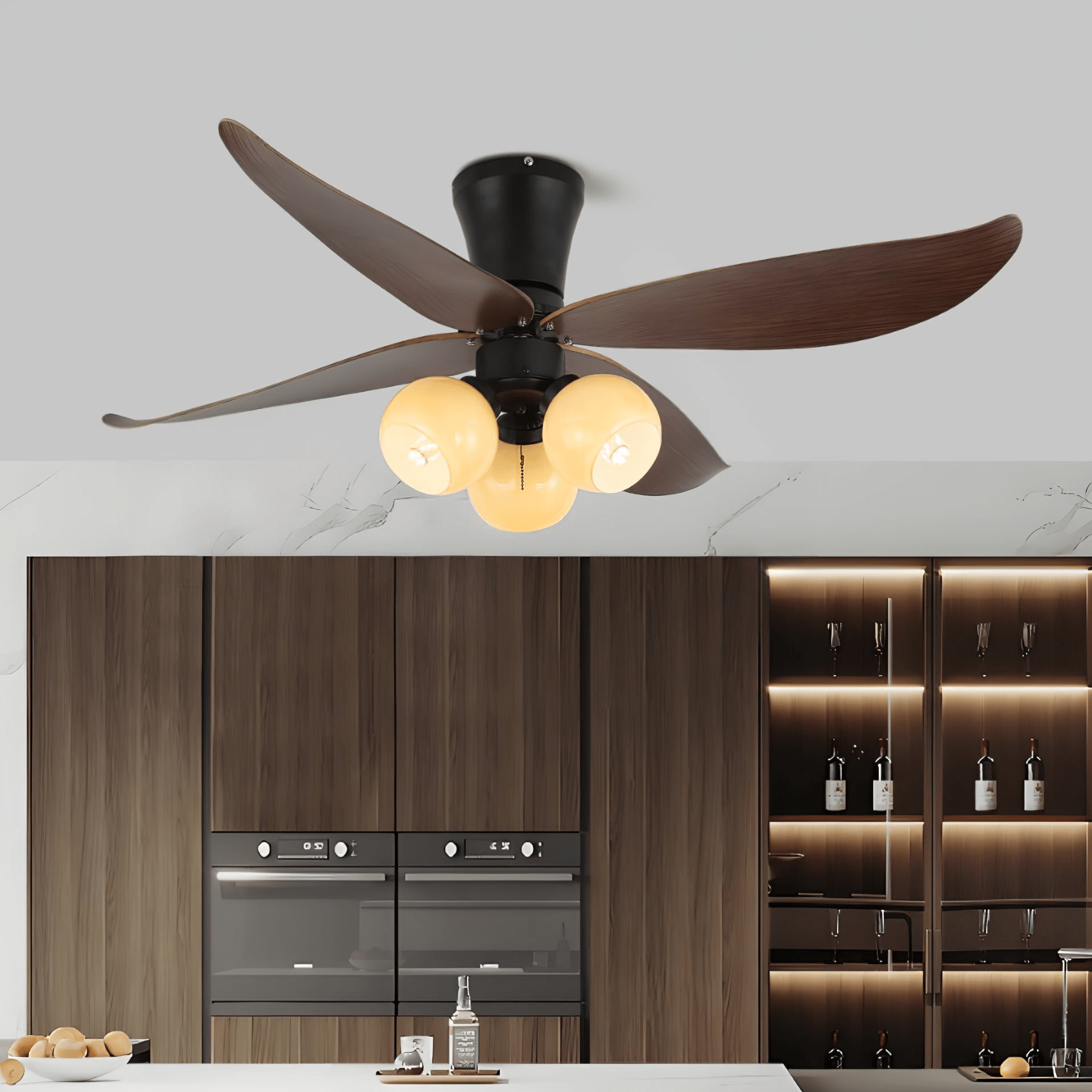 Primo piano delle pale in legno del ventilatore da soffitto Lunair vintage