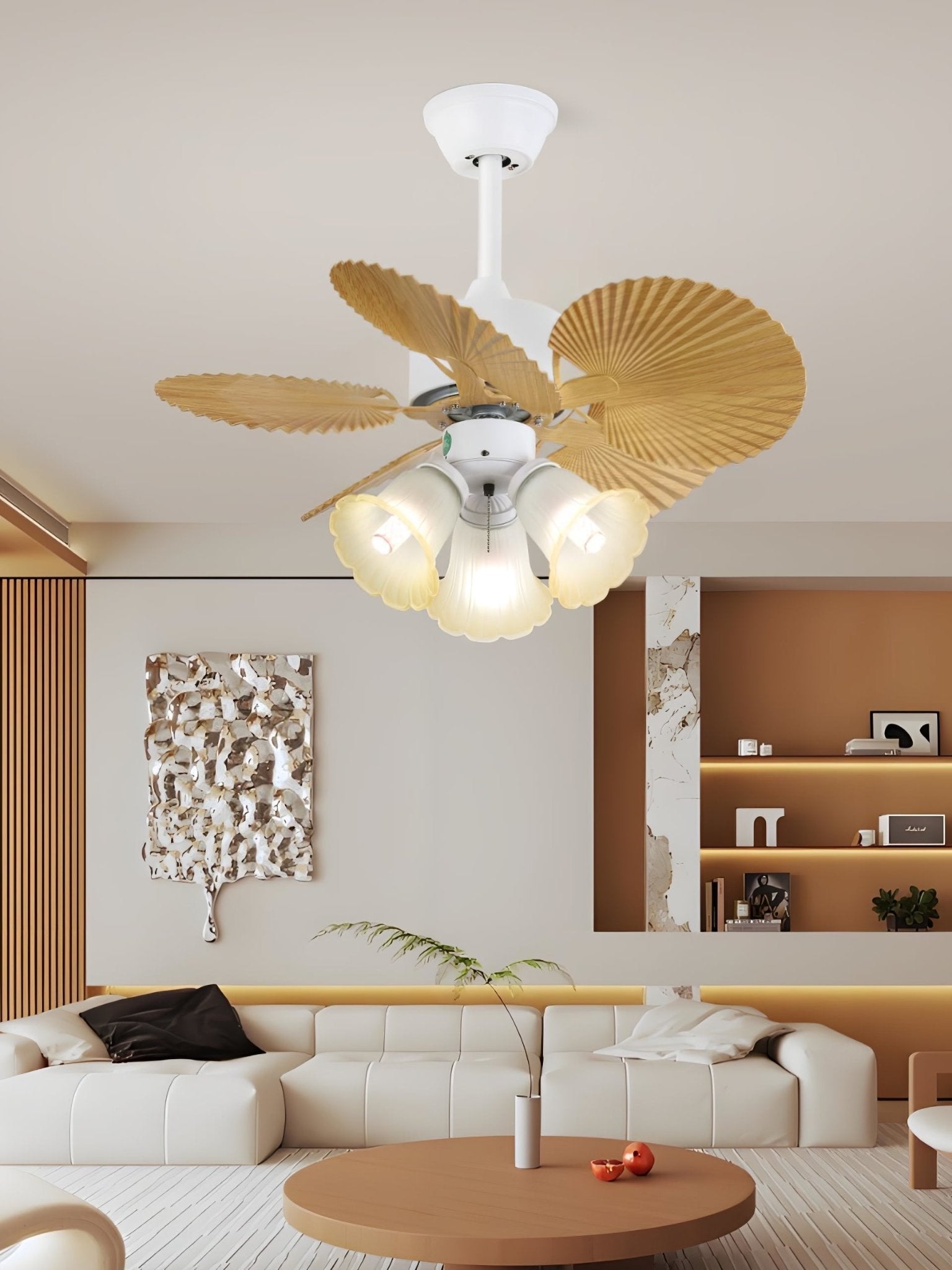 Ventilatore da soffitto Aurelia Vintage con luce in legno e vetro in una stanza con luce naturale