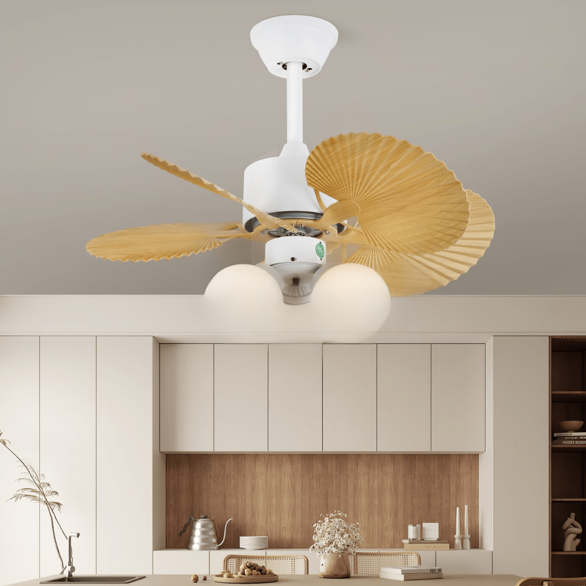 Ventilatore da soffitto Aurelia Vintage con luce in legno e vetro che mostra il suo motore in rame puro