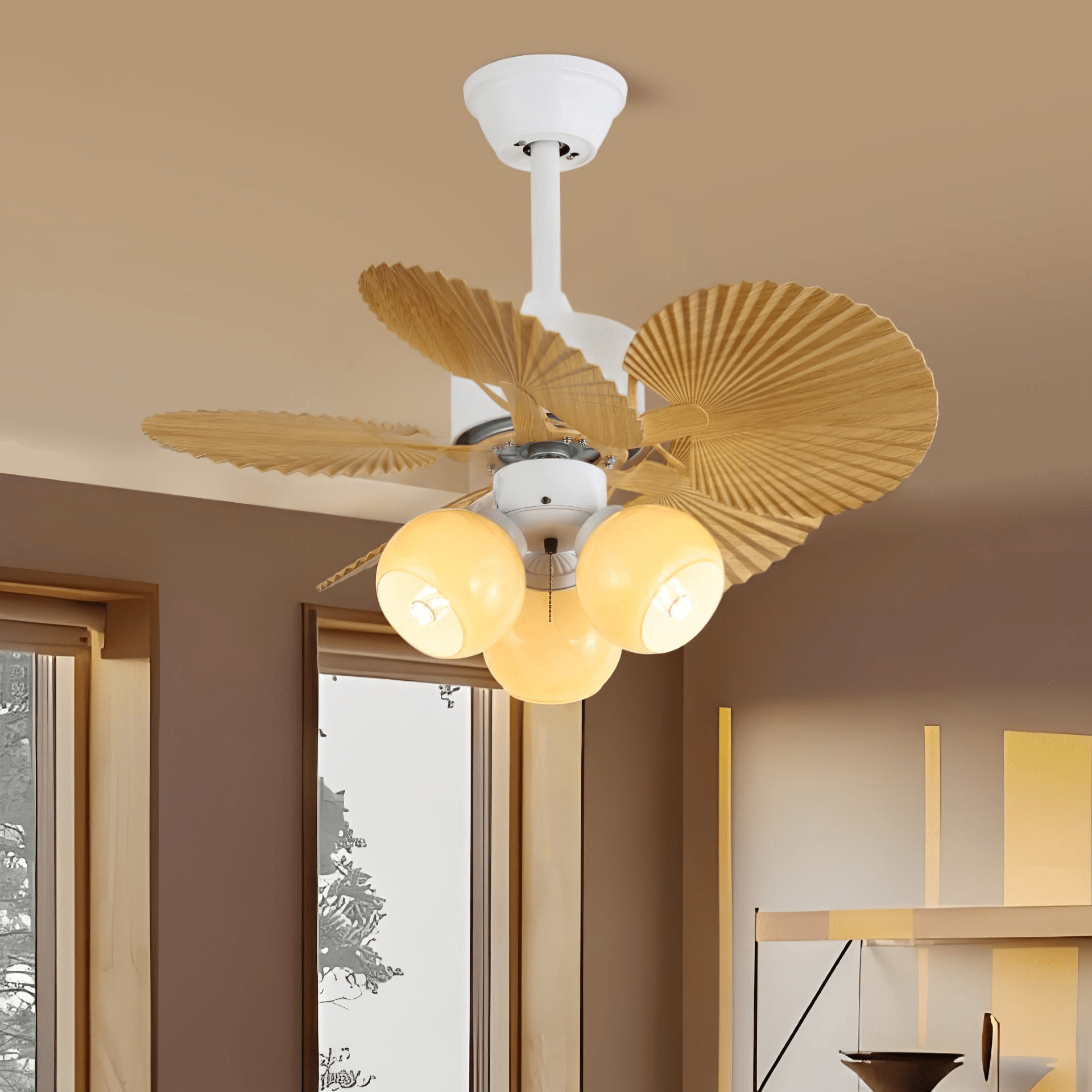 Primo piano della finitura in legno e del paralume in vetro del ventilatore da soffitto Aurelia