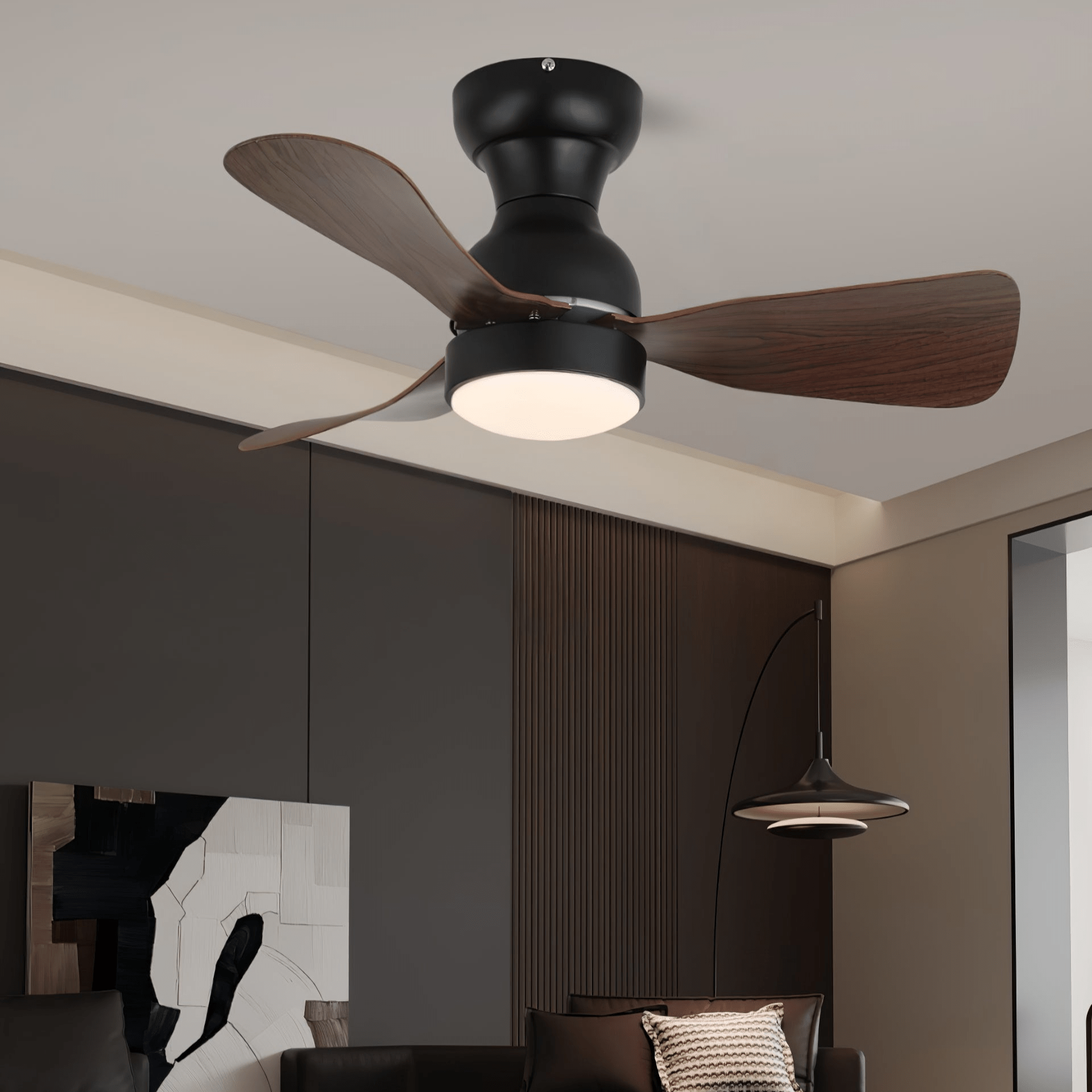 Vista ravvicinata delle pale in legno del ventilatore da soffitto Aurdorus