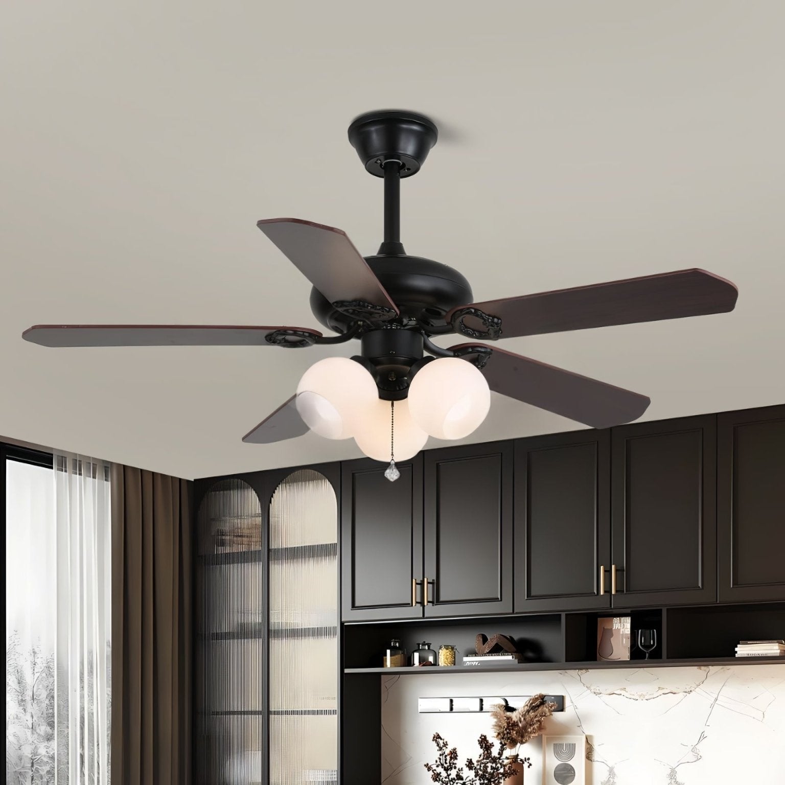 Ventilatore da soffitto Calviera vintage in legno e vetro in una zona pranzo