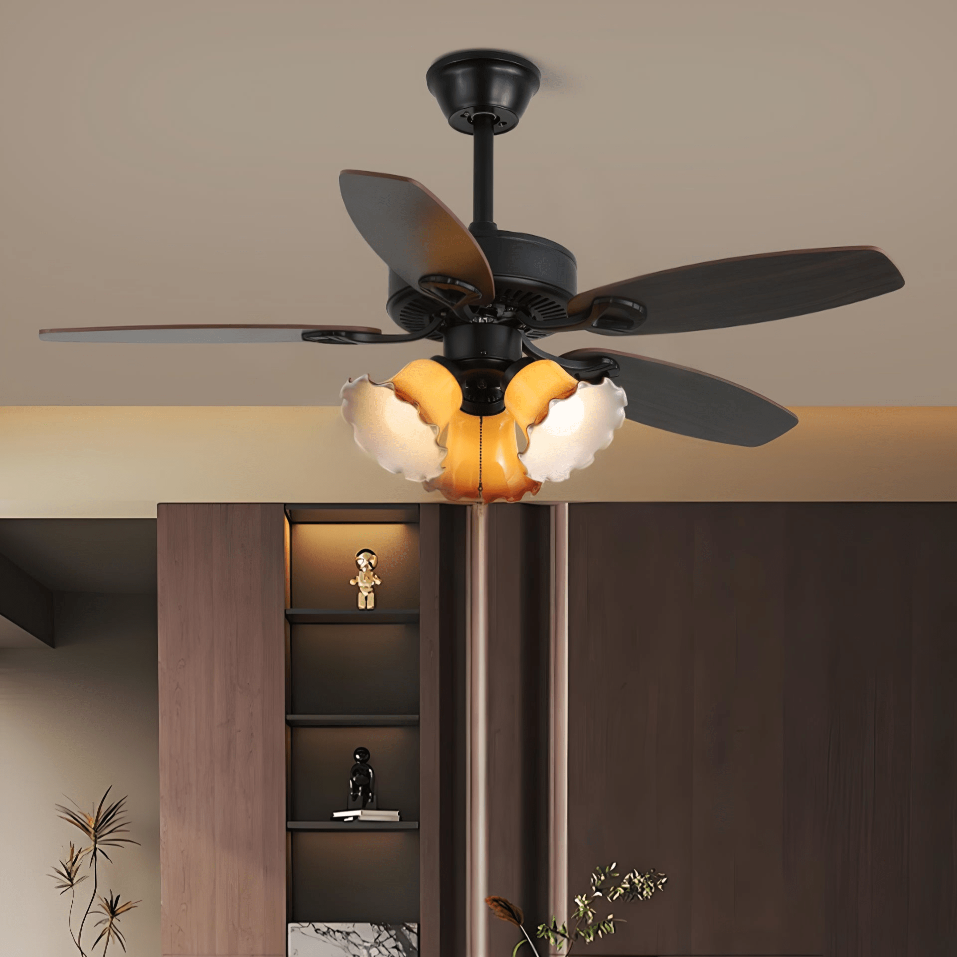 Primo piano delle pale in legno e del paralume in vetro del ventilatore da soffitto Calviera vintage