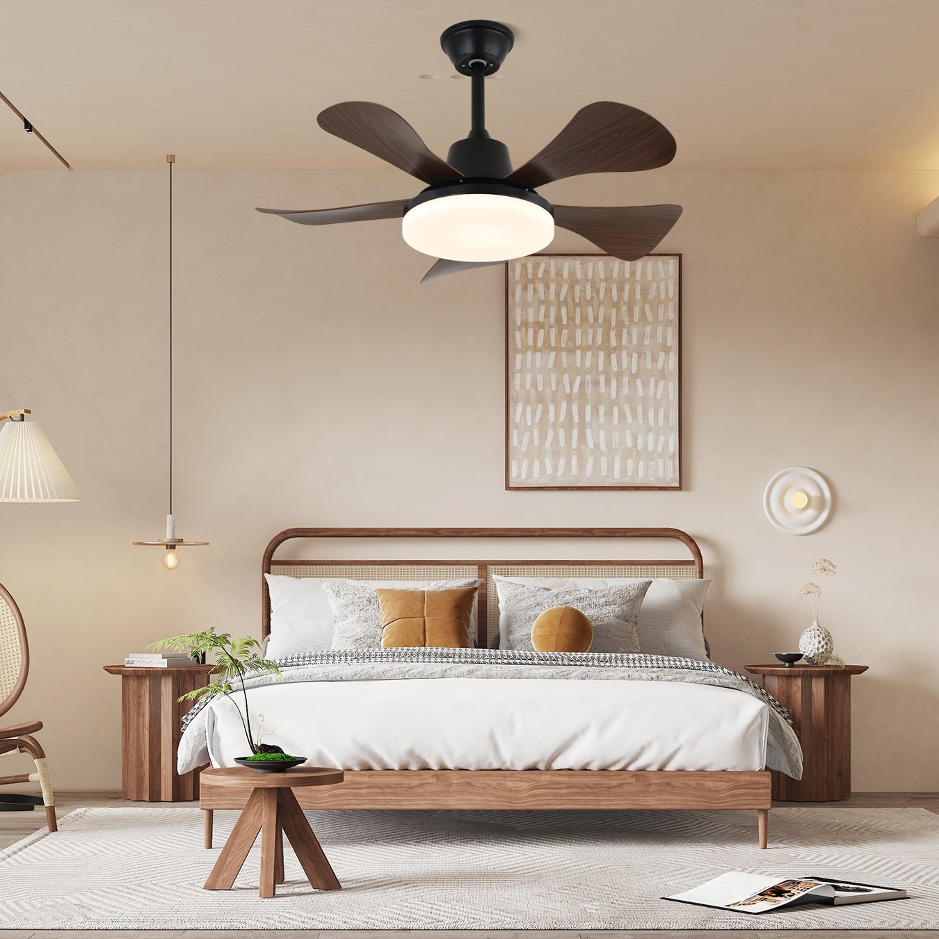 Ventilatore da soffitto Aveline in legno con luce installato in un moderno soggiorno