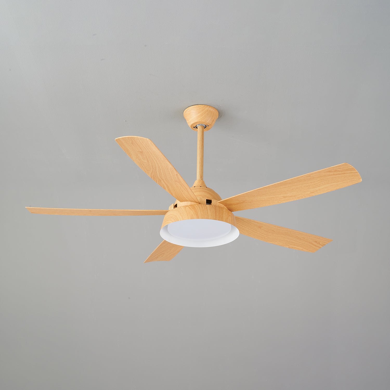 Ventilatore da soffitto Orvino con luce effetto legno, primo piano del LED