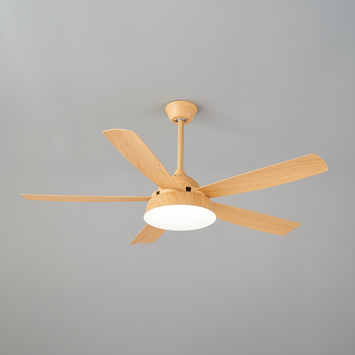 Ventilatore da soffitto Orvino con luce effetto legno, in una casa moderna