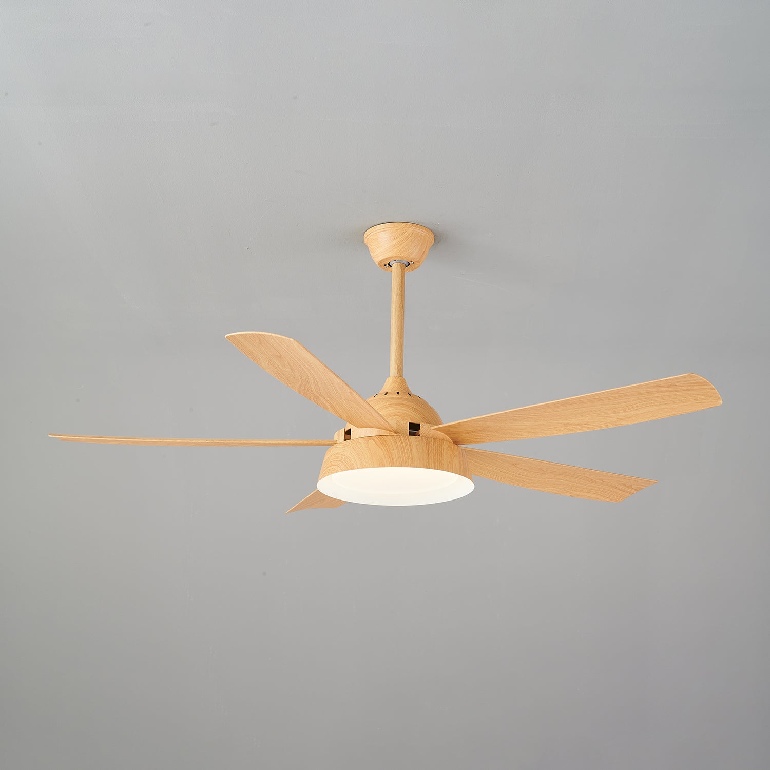 Ventilatore da soffitto Orvino con luce effetto legno, che mostra le sue dimensioni