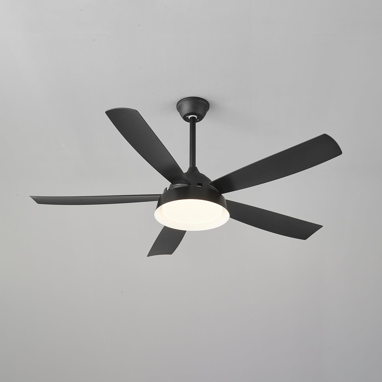 Ventilatore da soffitto Orvino con luce effetto legno, in una zona pranzo