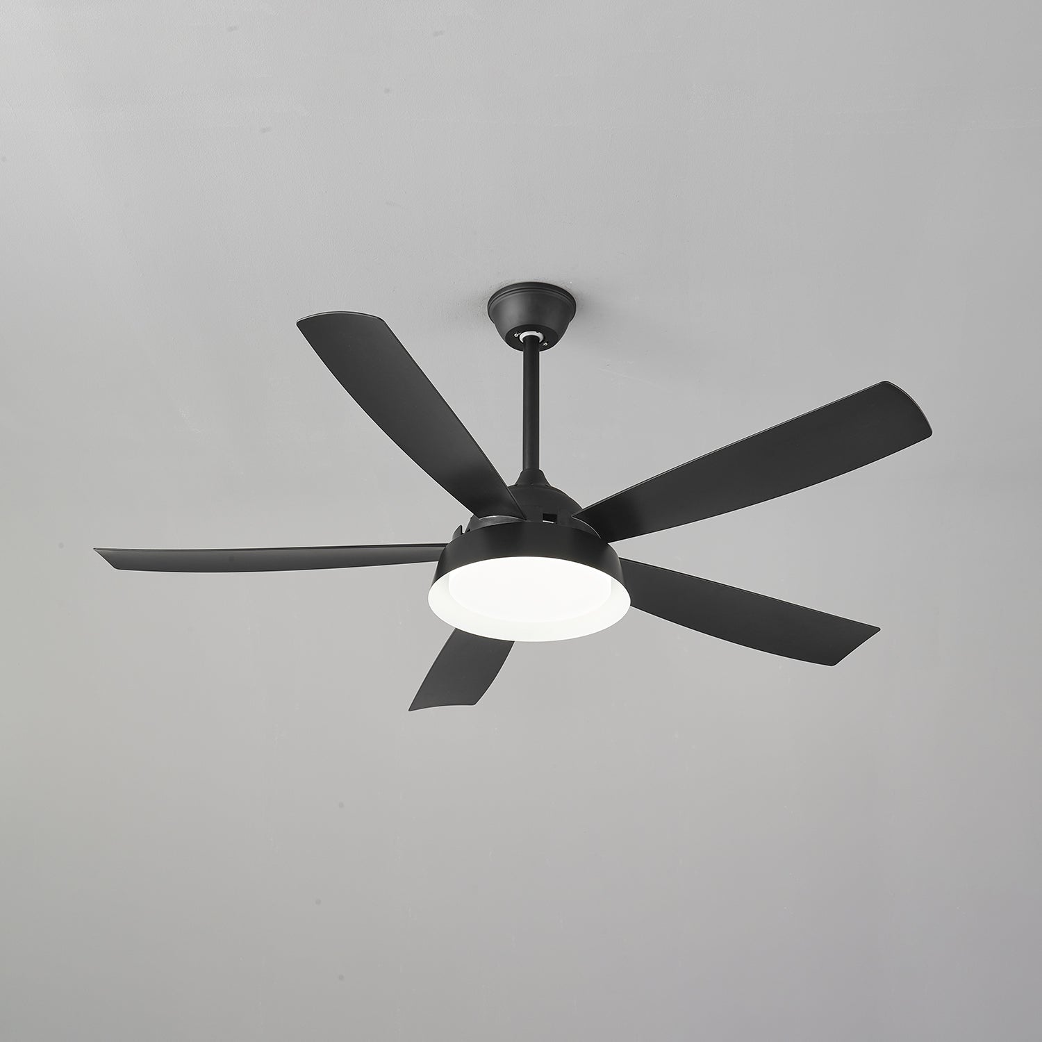 Ventilatore da soffitto Orvino con luce effetto legno, in uno studio
