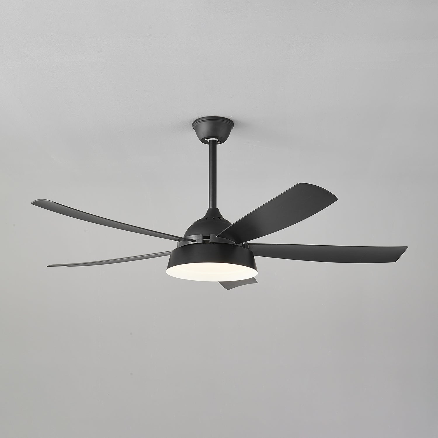 Ventilatore da soffitto Orvino con luce effetto legno in un ambiente più scuro con solo la sua luce accesa