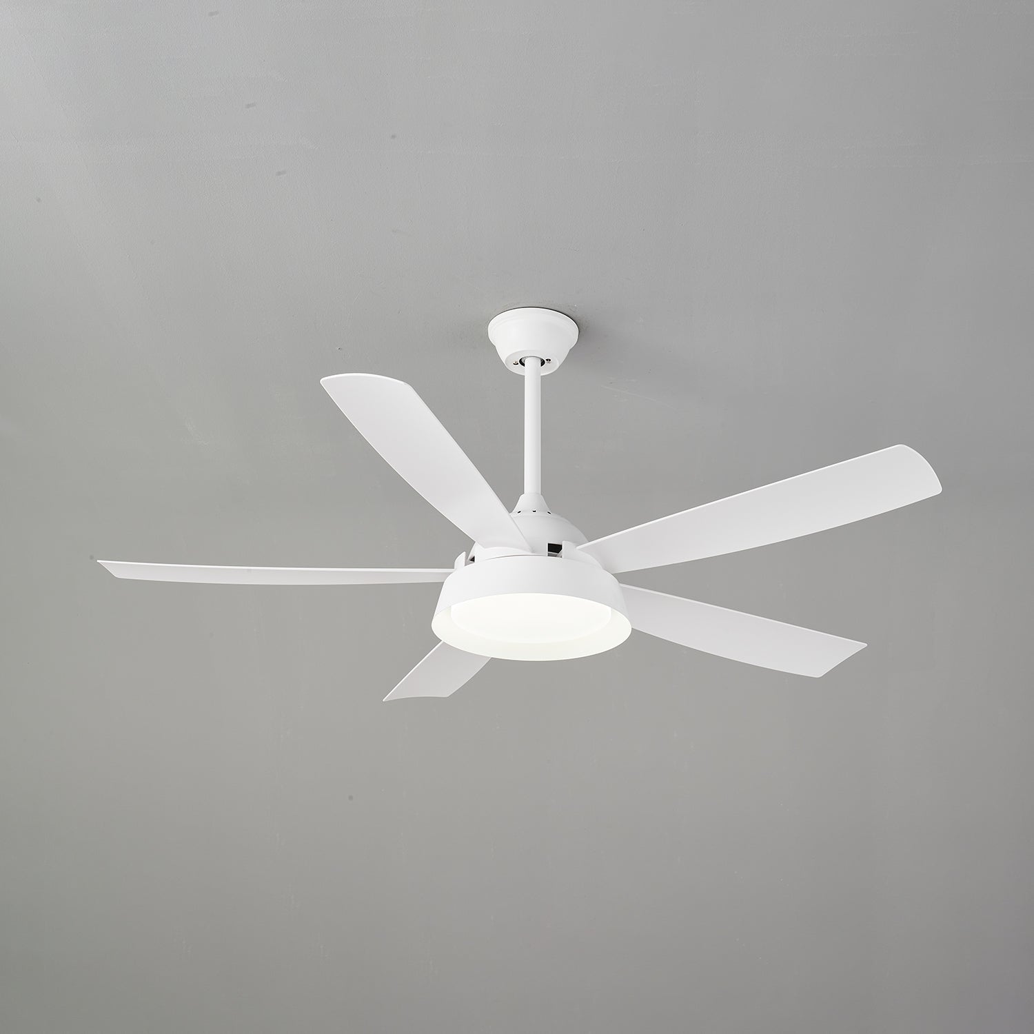 Ventilatore da soffitto Orvino con luce effetto legno, che mostra il controllo a 6 velocità