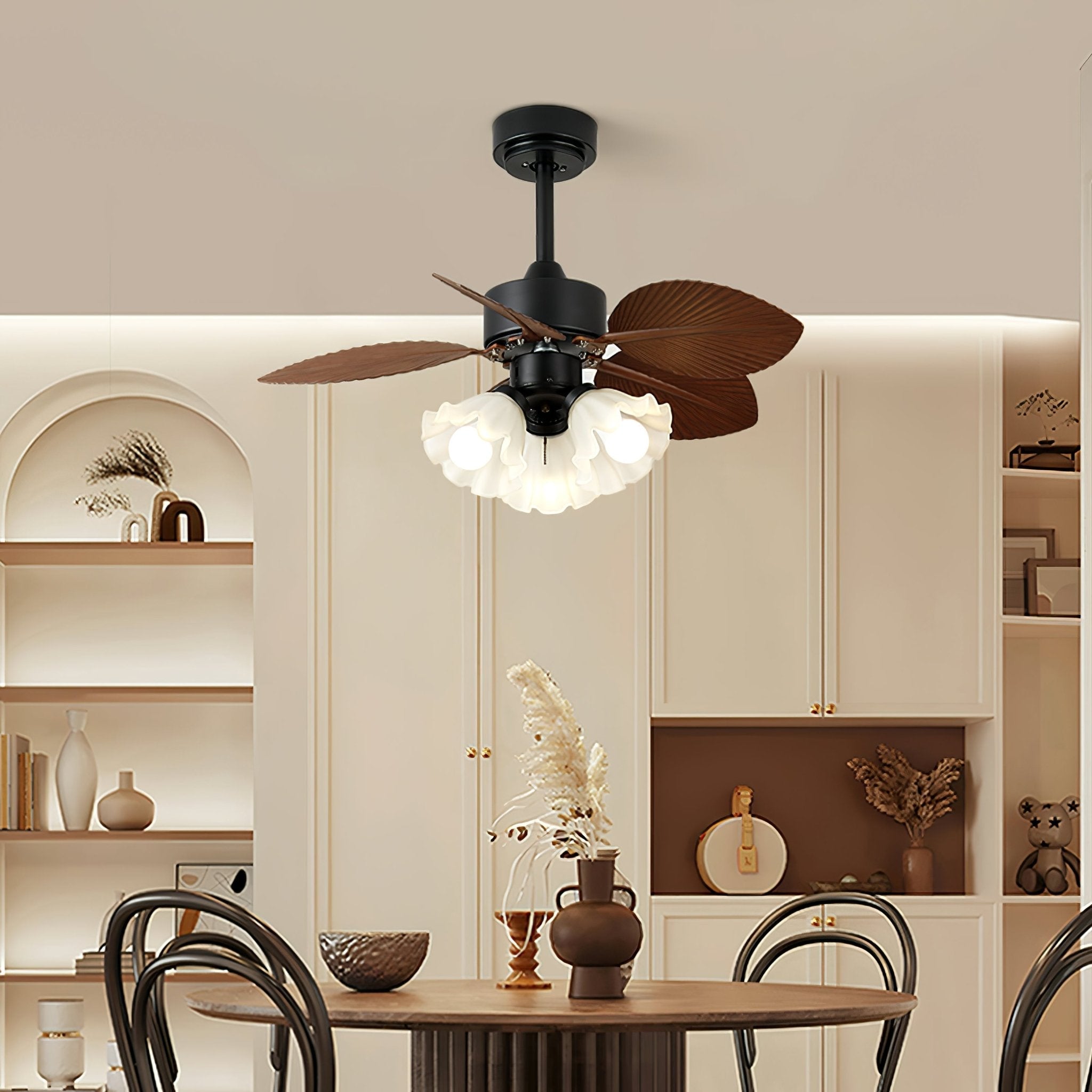 Primo piano delle pale in ABS e del paralume in vetro del Ventilatore da Soffitto Rosalyn con Luce