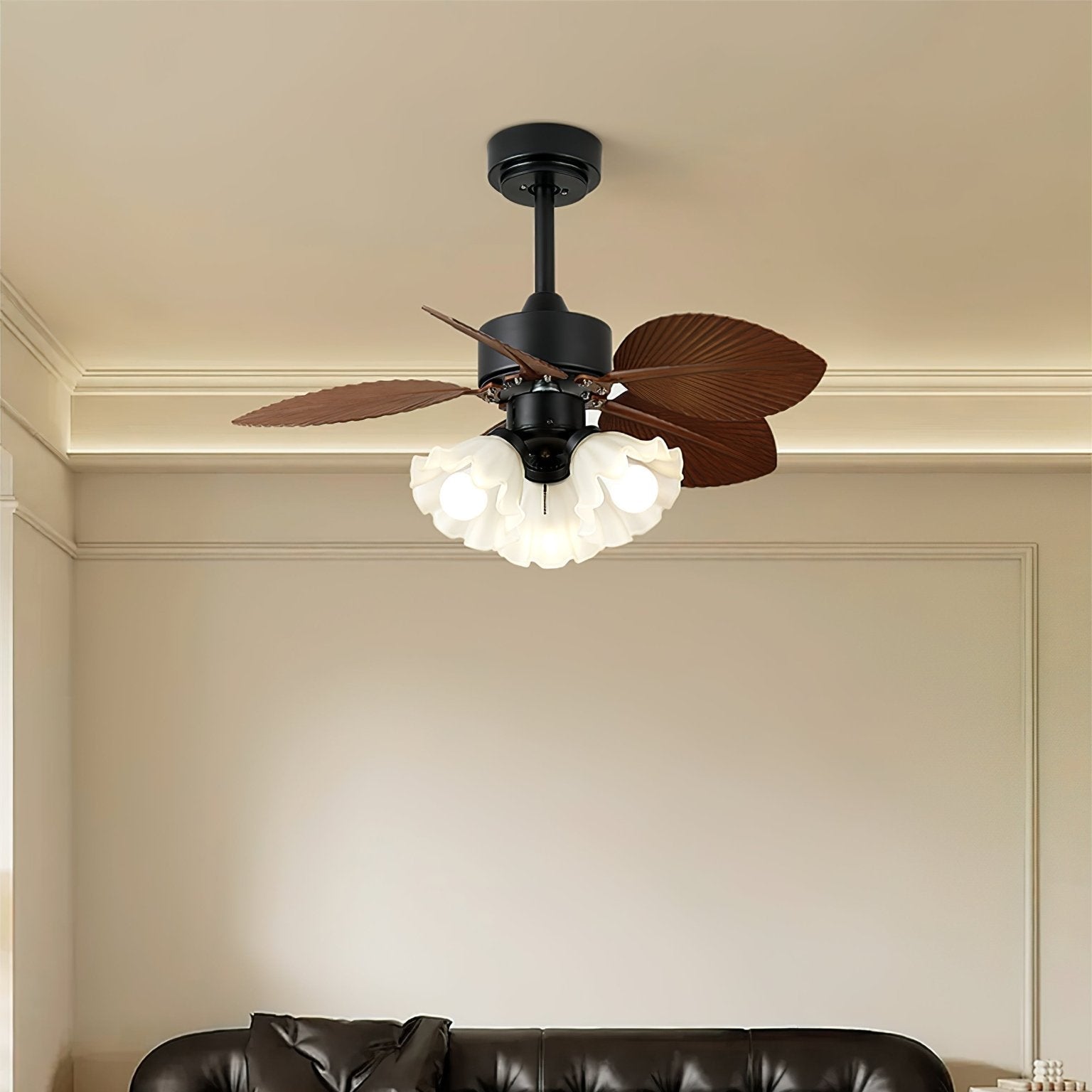 Ventilatore da Soffitto Rosalyn con Luce che mostra la struttura in metallo e il motore