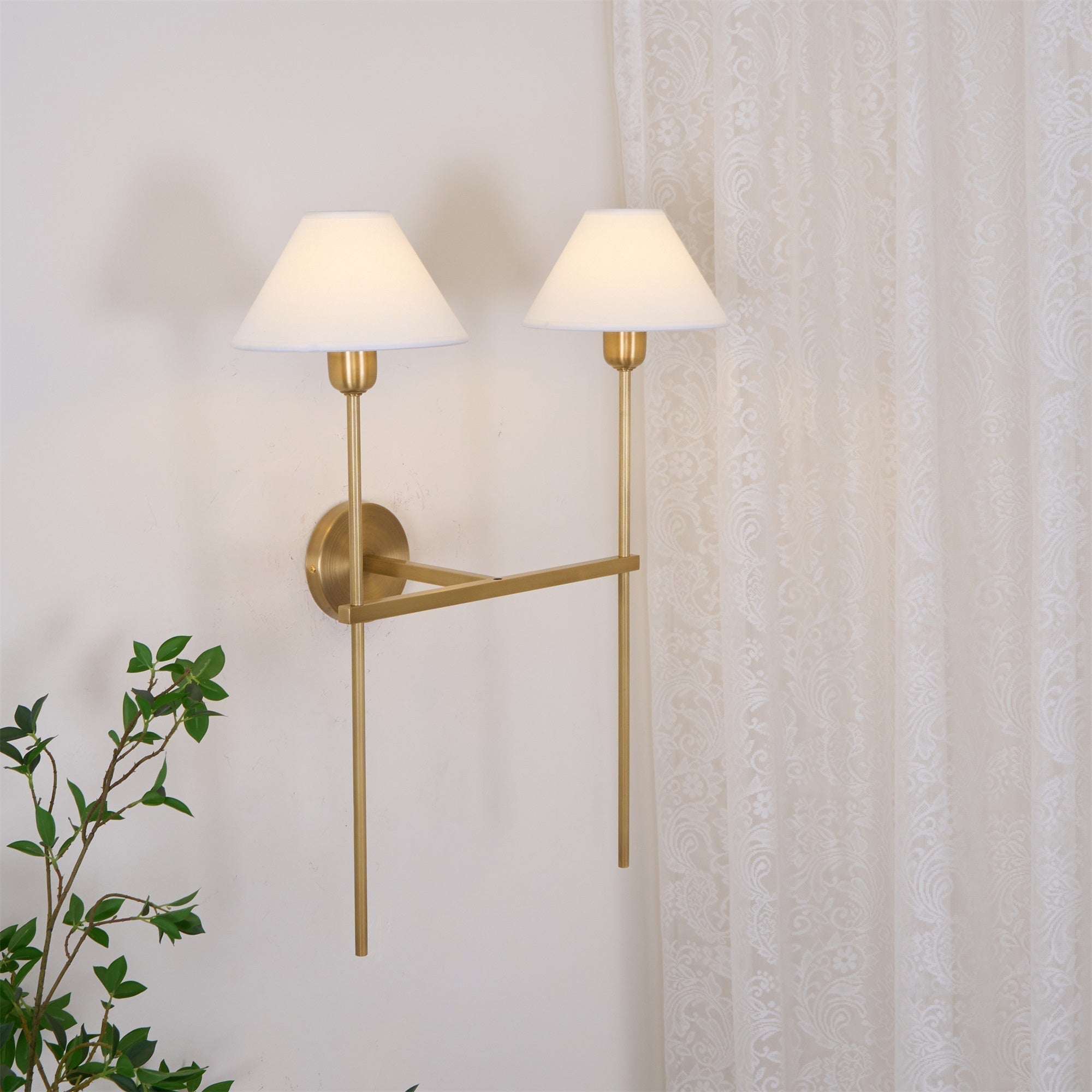 Silva Applique da Parete con Paralume a Cono Bianco in Tessuto