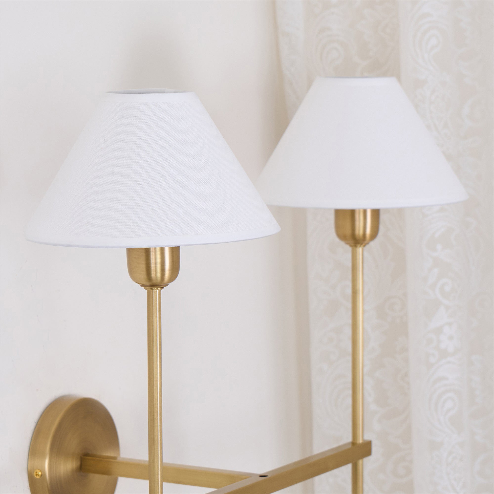 Silva Applique da Parete con Paralume a Cono Bianco in Tessuto