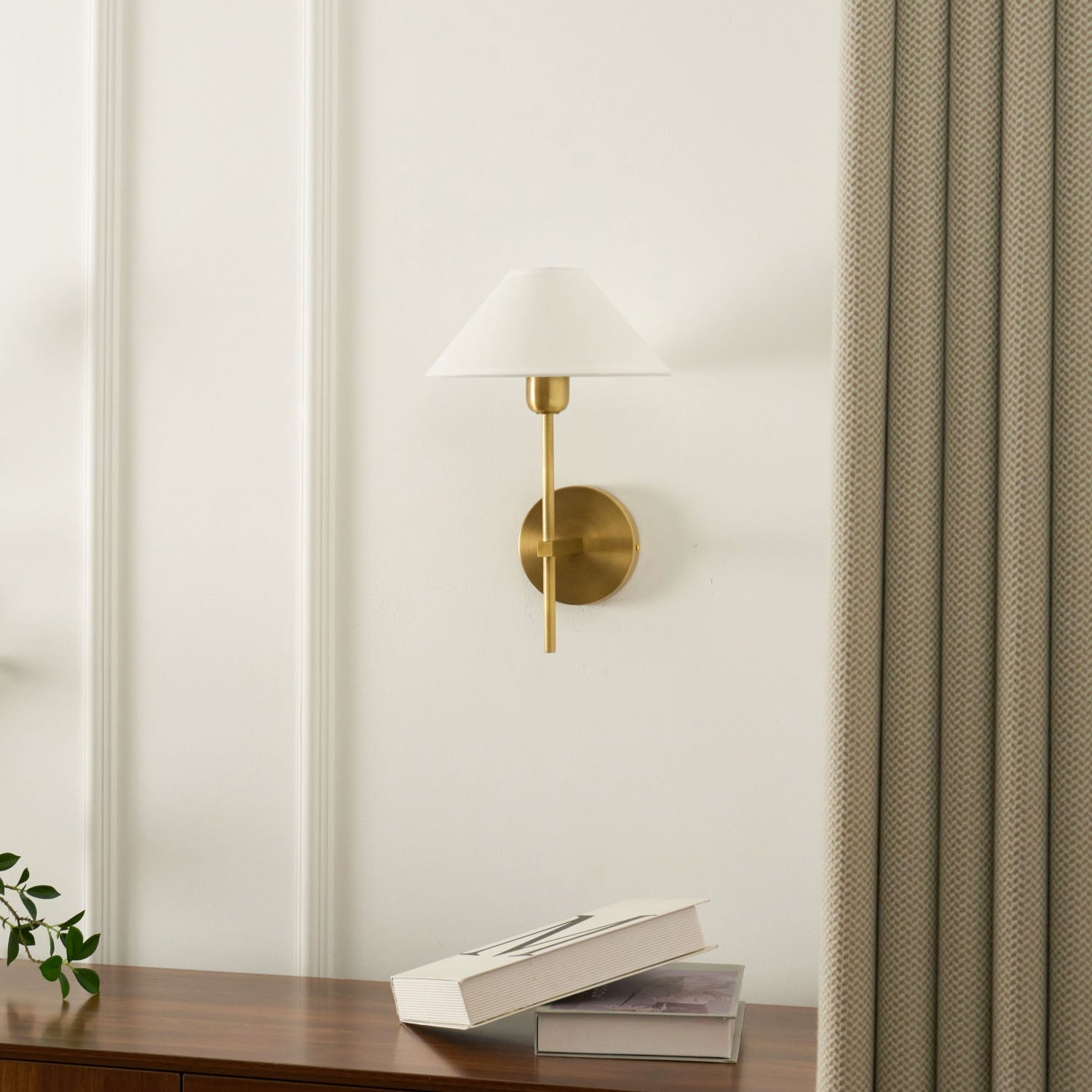 Silva Applique da Parete con Paralume a Cono Bianco in Tessuto