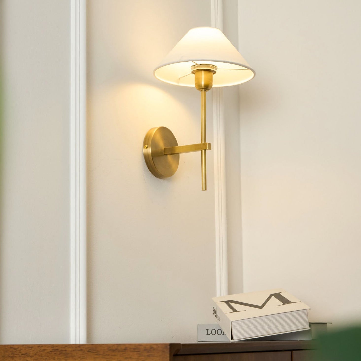 Silva Applique da Parete con Paralume a Cono Bianco in Tessuto
