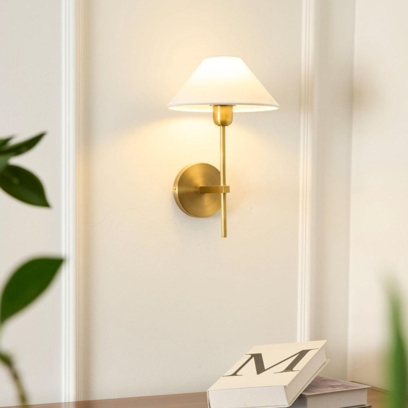 Silva Applique da Parete con Paralume a Cono Bianco in Tessuto