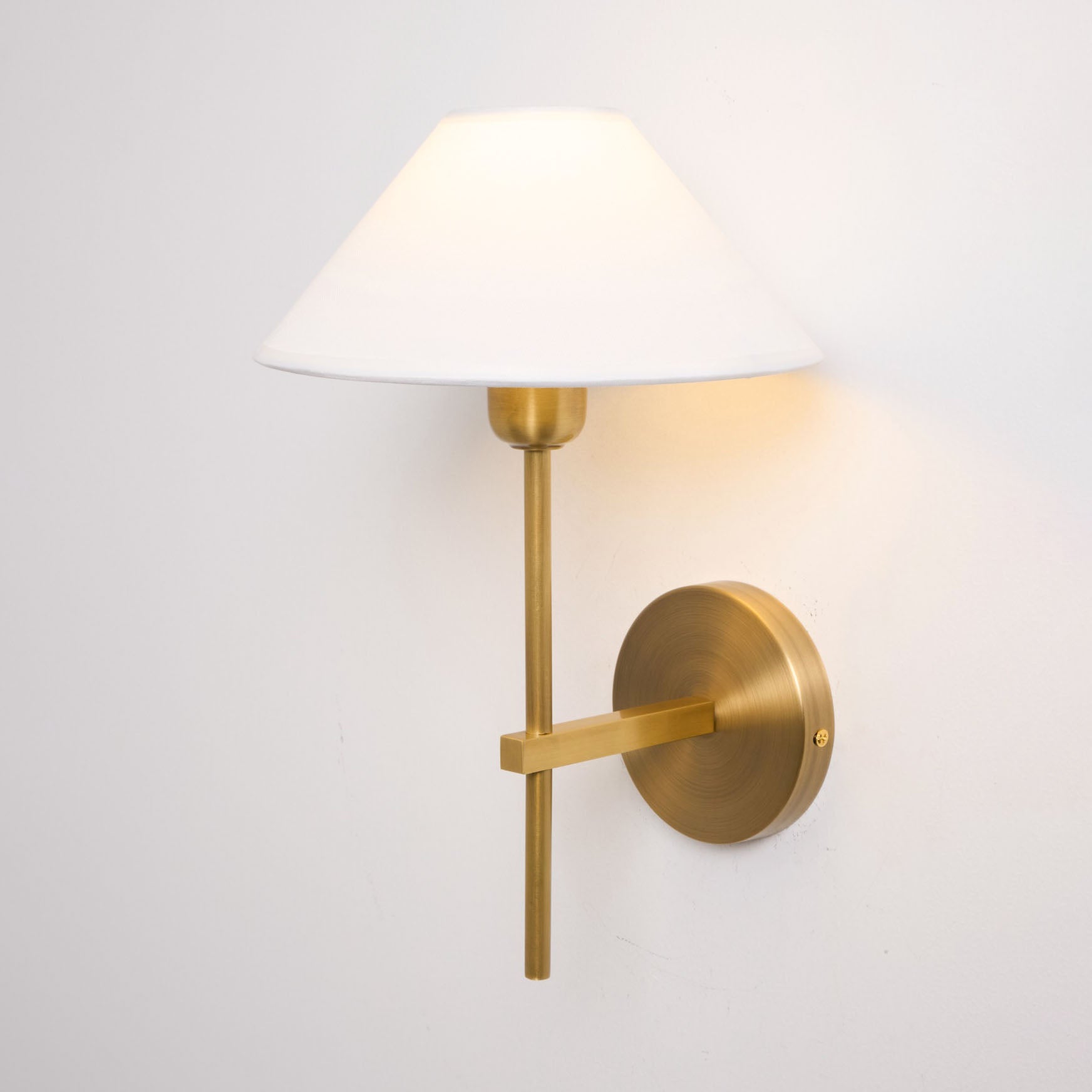 Silva Applique da Parete con Paralume a Cono Bianco in Tessuto