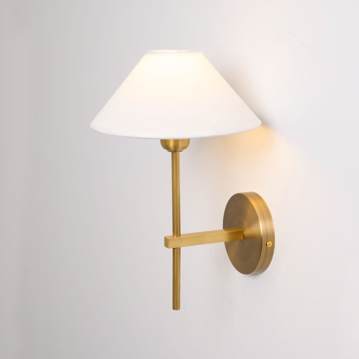 Silva Applique da Parete con Paralume a Cono Bianco in Tessuto