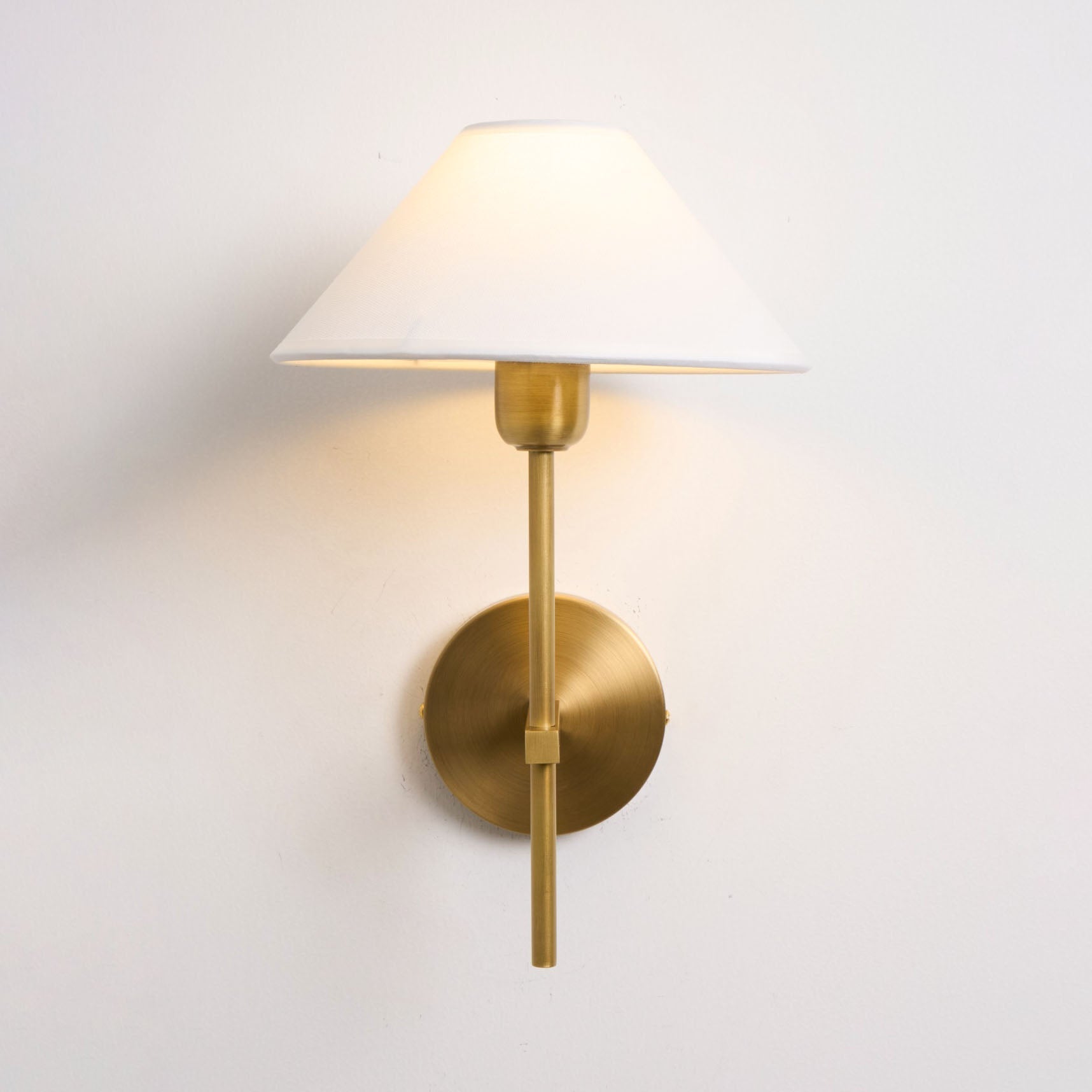 Silva Applique da Parete con Paralume a Cono Bianco in Tessuto
