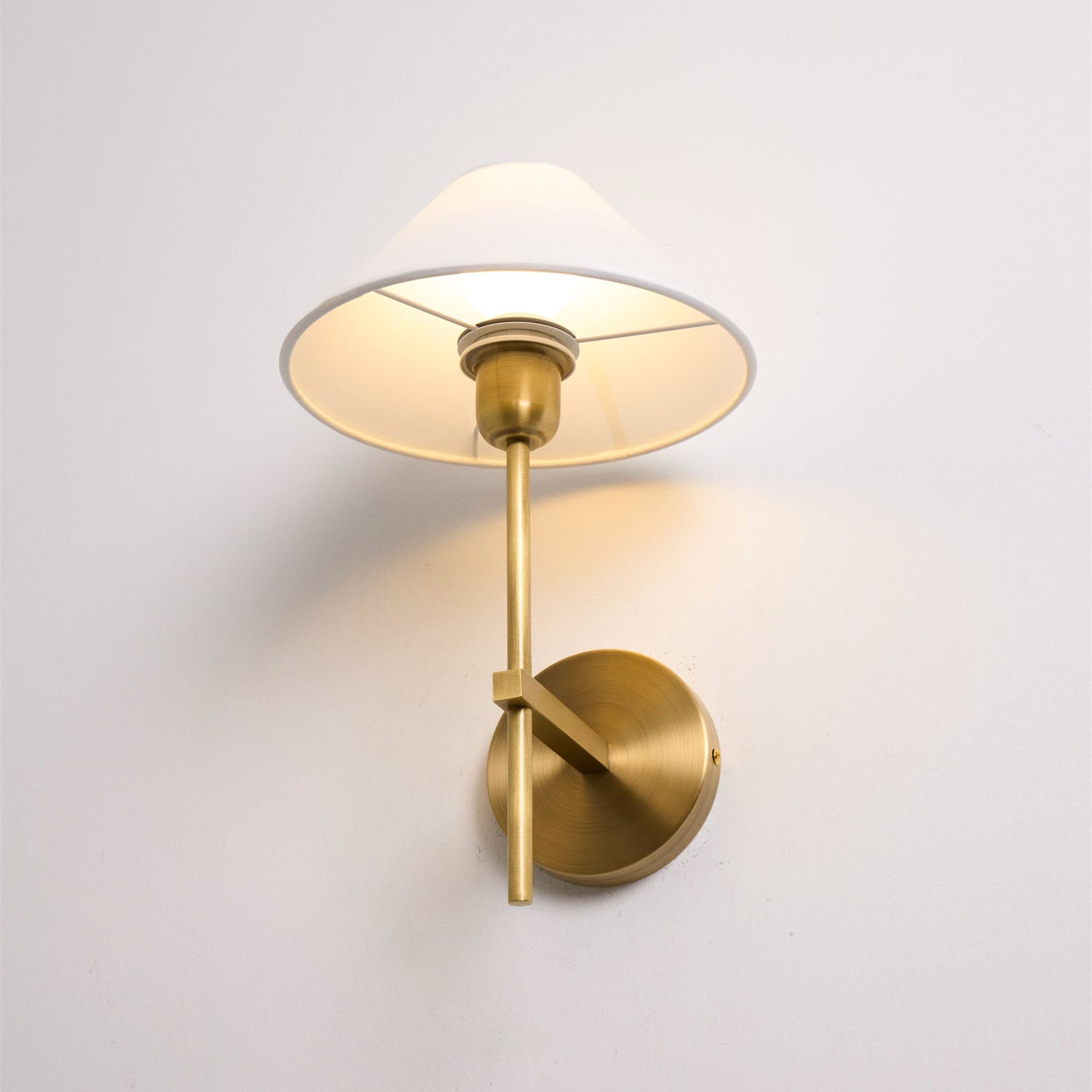Silva Applique da Parete con Paralume a Cono Bianco in Tessuto
