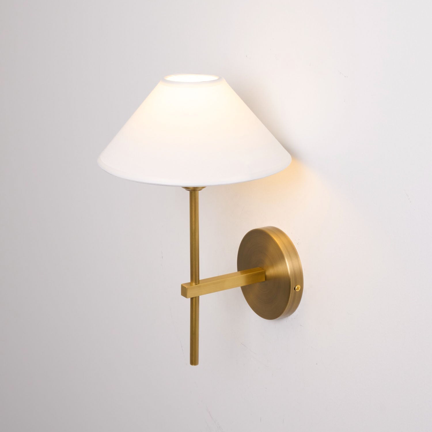 Silva Applique da Parete con Paralume a Cono Bianco in Tessuto
