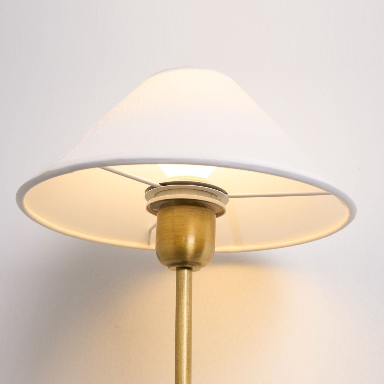 Silva Applique da Parete con Paralume a Cono Bianco in Tessuto