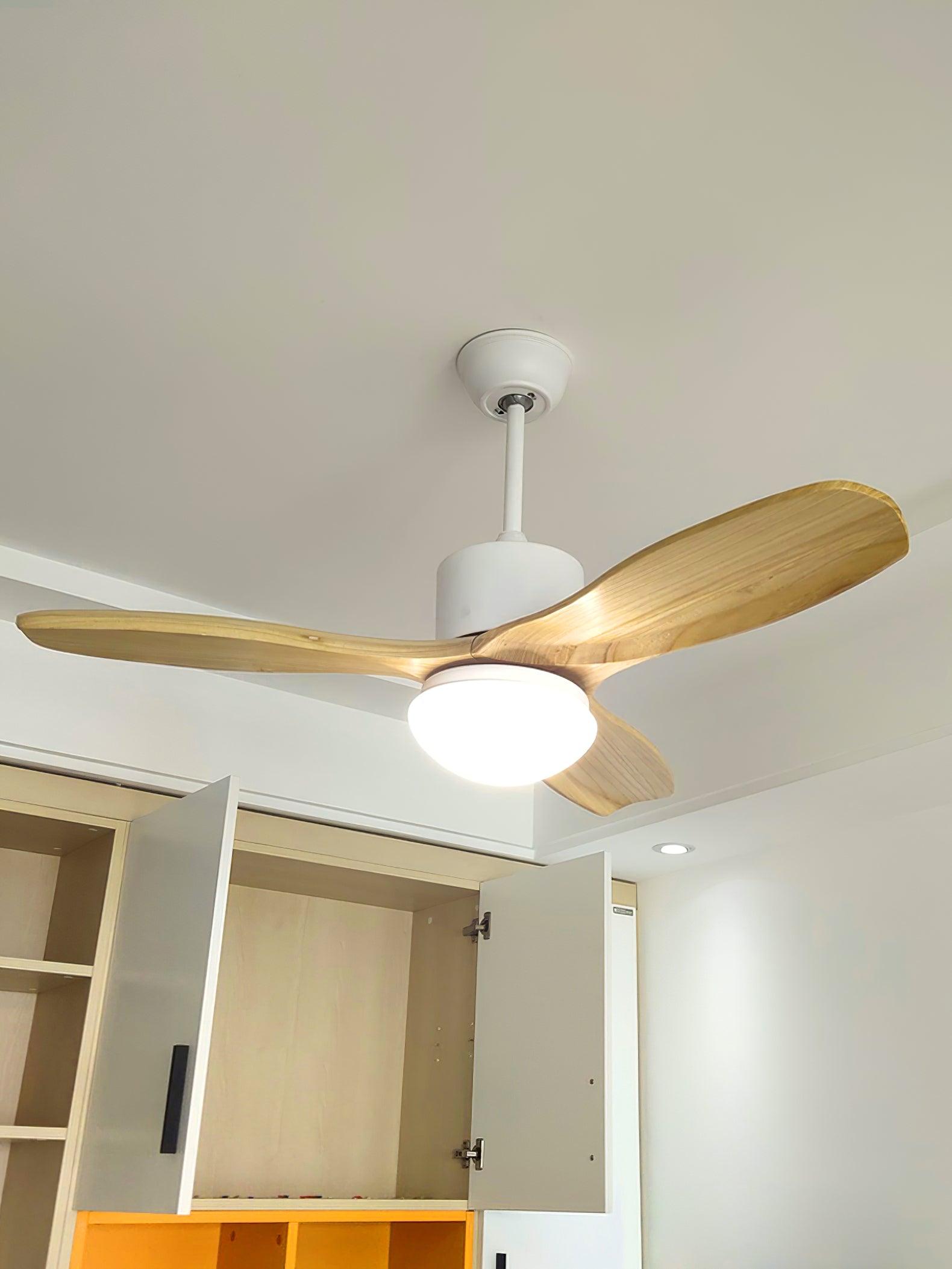 Diagramma che mostra le dimensioni del ventilatore con luce Brivel Dia 132cm.