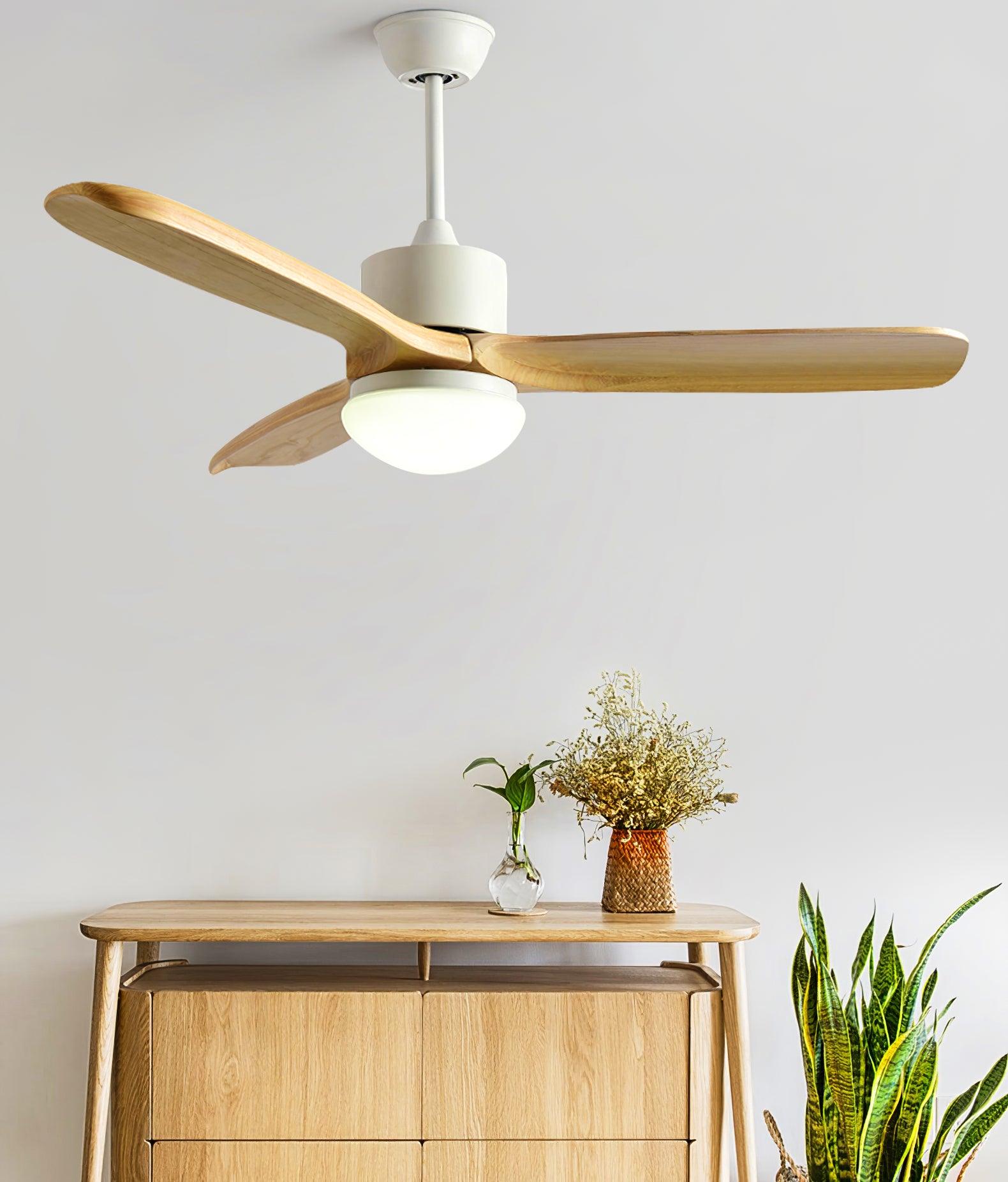 Primo piano dei componenti in metallo e ferro del ventilatore con luce.
