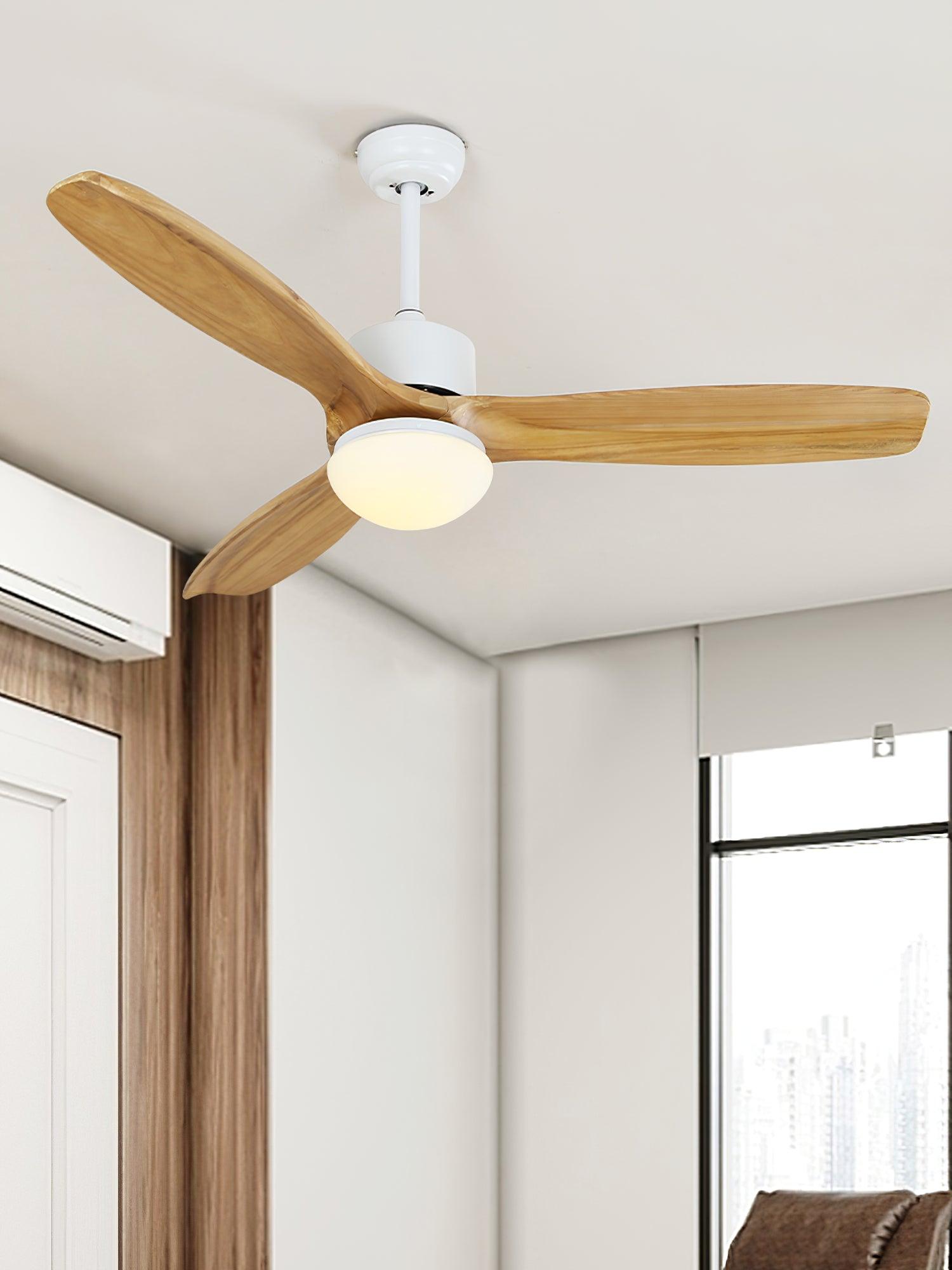 Dettaglio del paralume in vetro del ventilatore con luce Brivel Elegance.