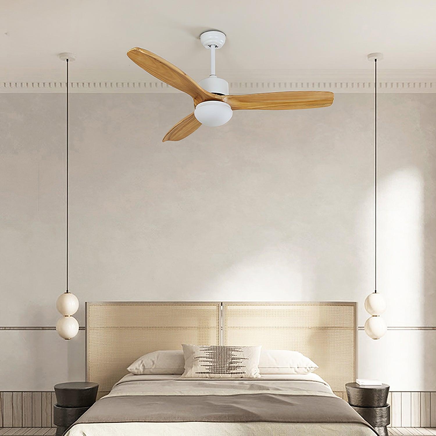 Primo piano del ventilatore da soffitto con luce Brivel che mostra la texture delle pale in legno.