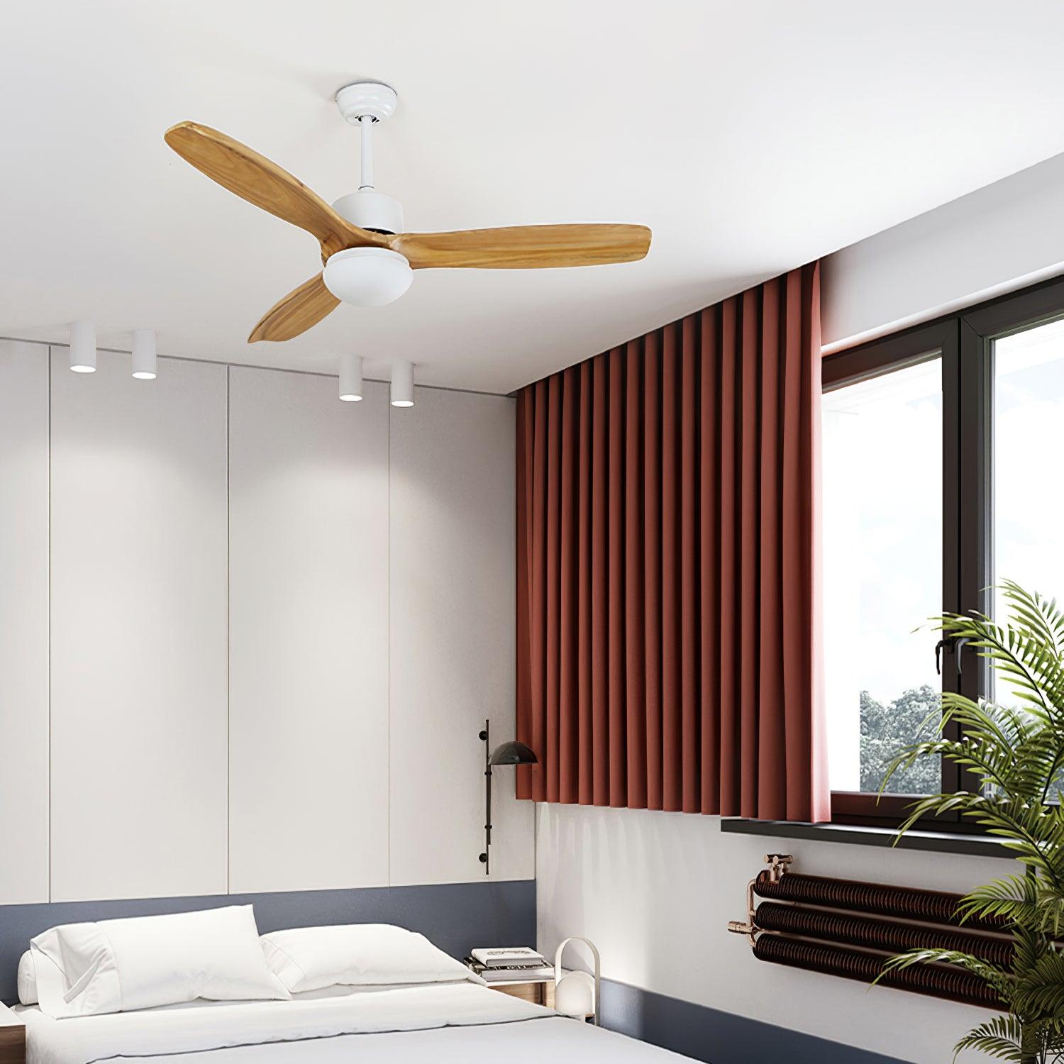 Ventilatore da soffitto con luce Brivel in finitura nera e marrone scuro.