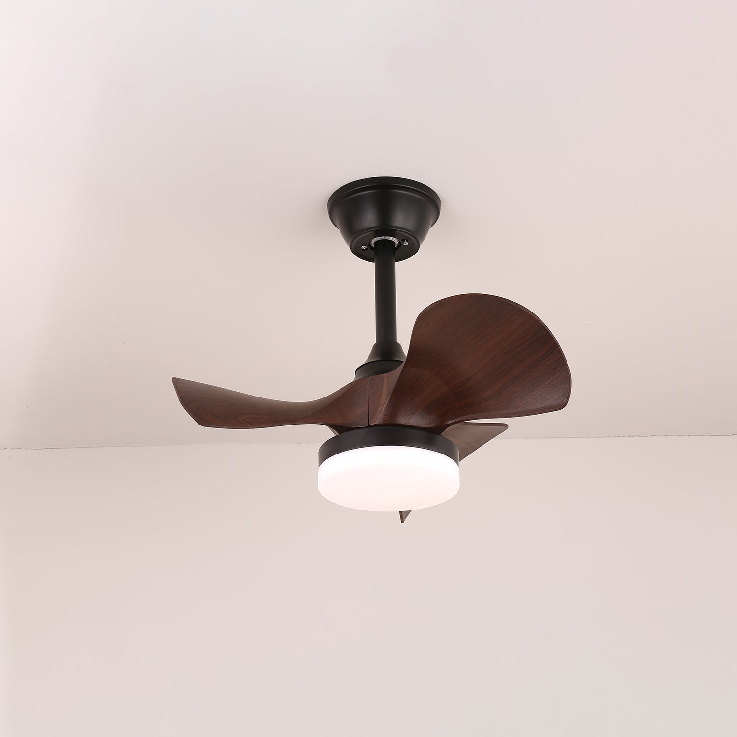 Vista dettagliata del telecomando e delle funzionalità del ventilatore da soffitto Neriah
