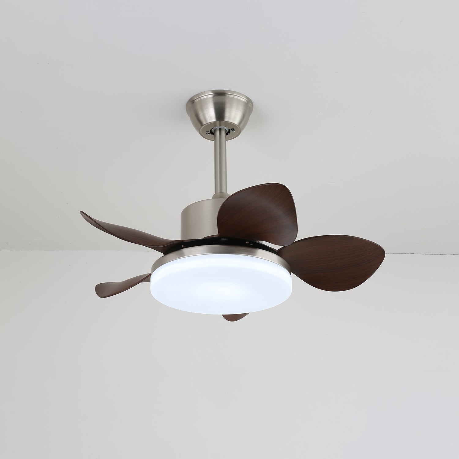 Ventilatore da soffitto con luce Kaelen in legno che mostra il telecomando per la ventola a 6 velocità e la luce.