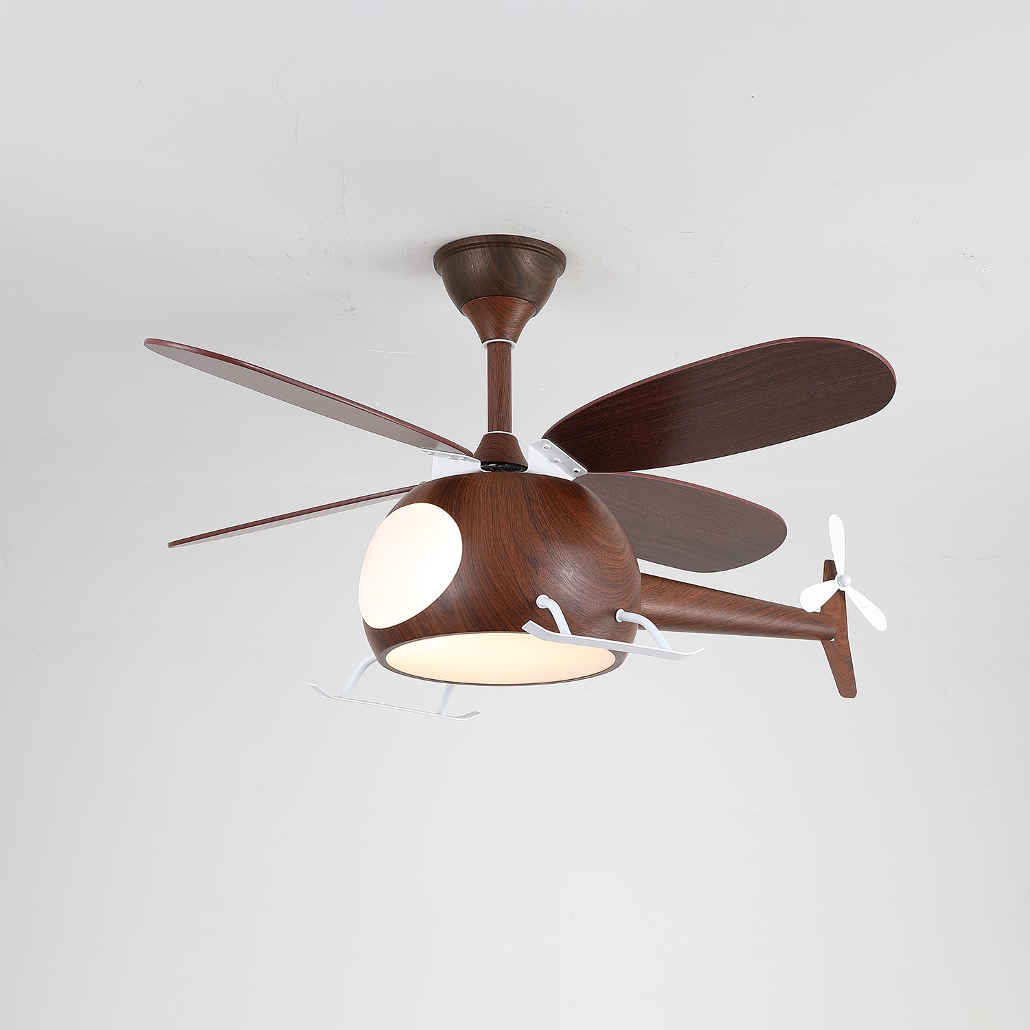 Ventilatore con luce Aviara nell'opzione finitura Colore Noce