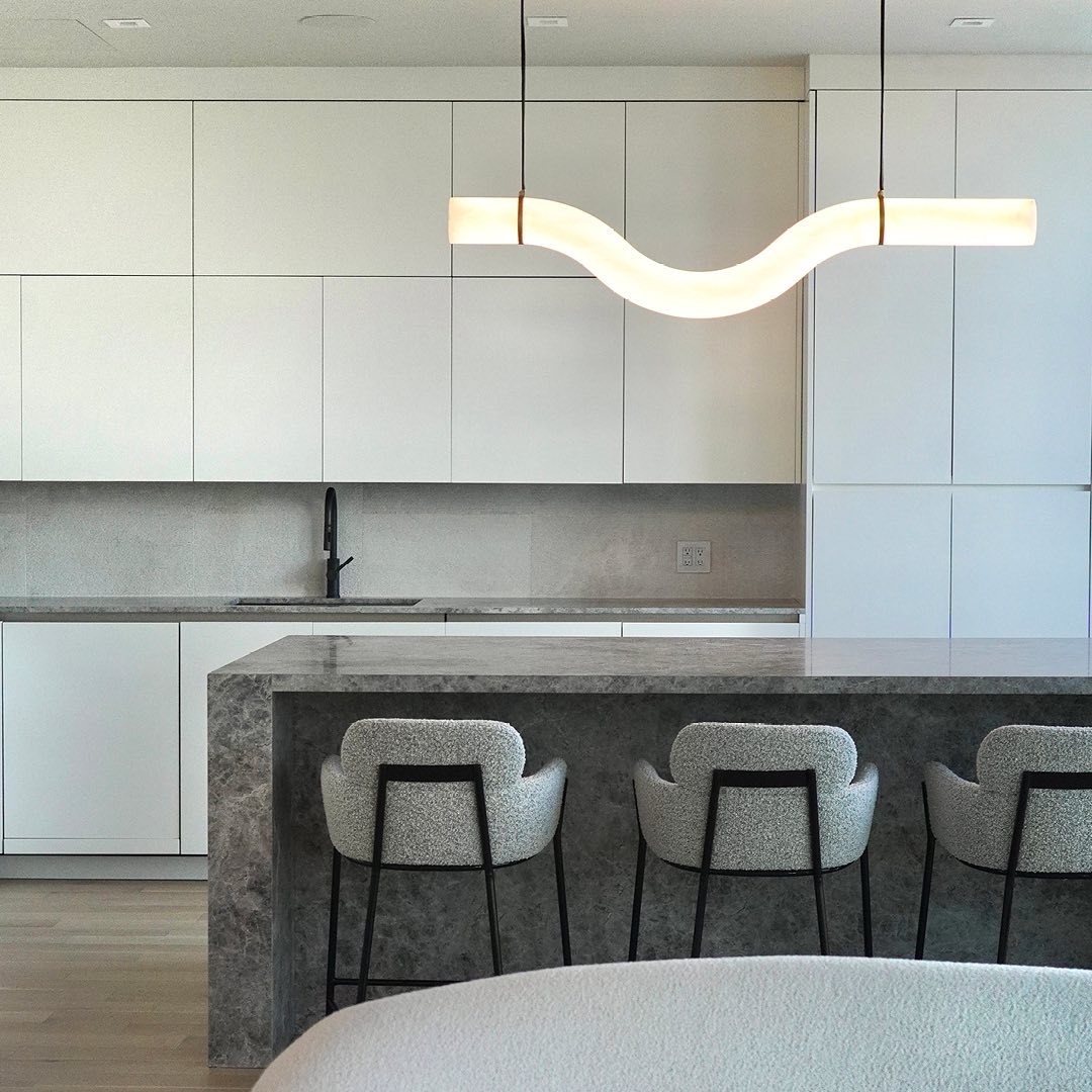 Utalyra Curved Alabaster Pendant Light - Neutralighting