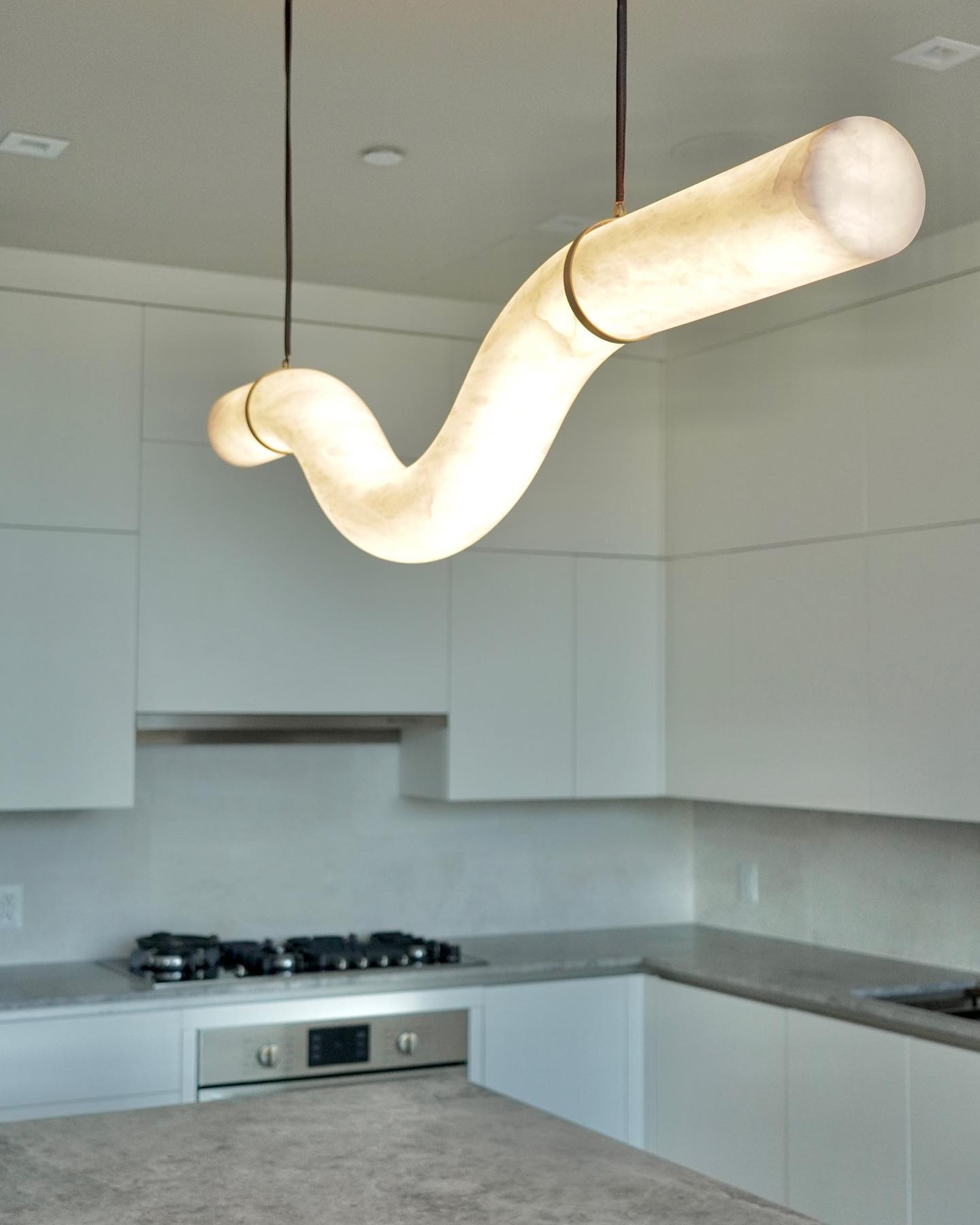 Utalyra Curved Alabaster Pendant Light - Neutralighting