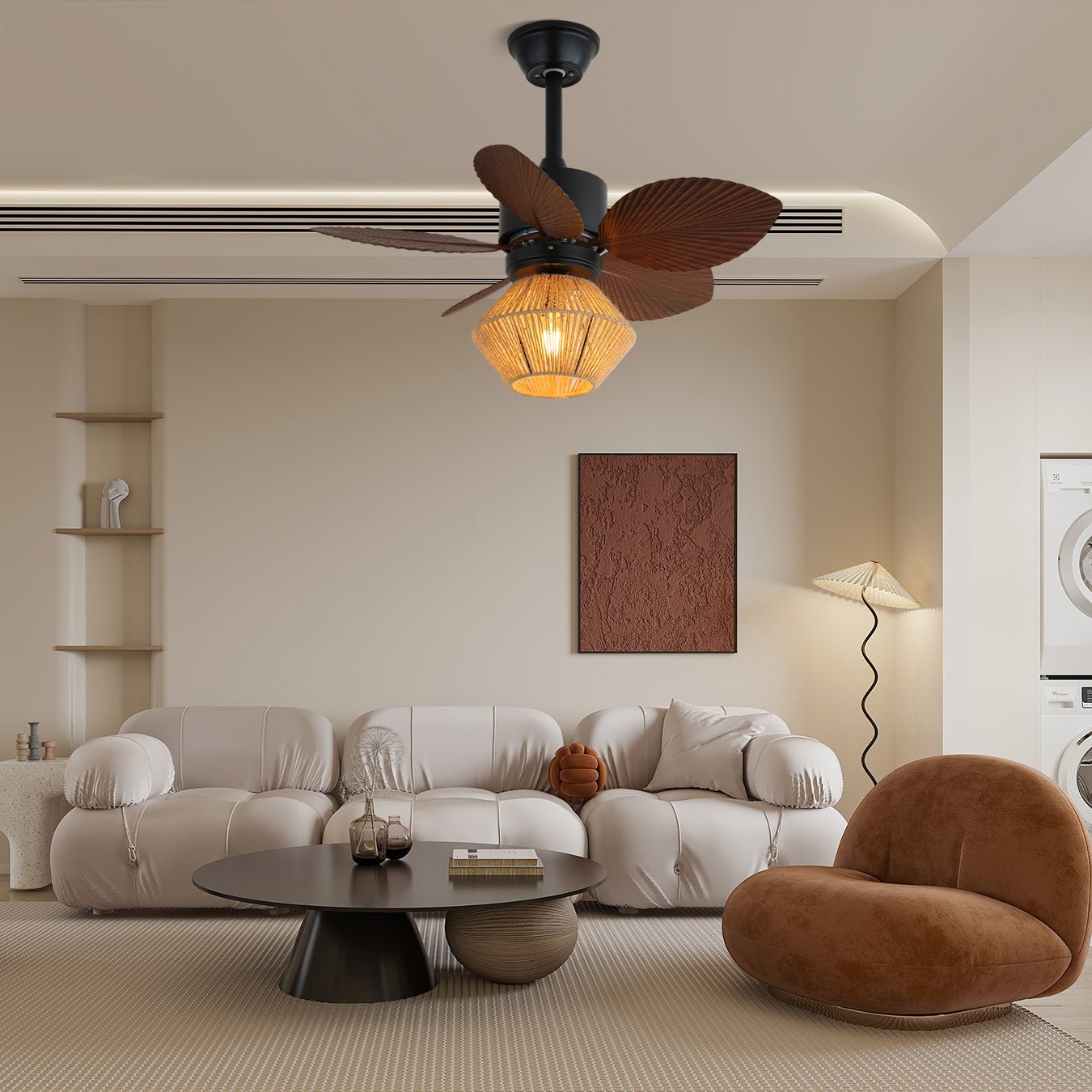 Primo piano del ventilatore da soffitto Solaya che mostra il paralume in rattan e le pale in noce
