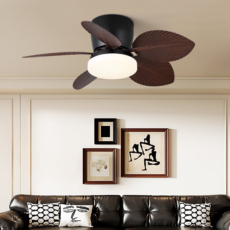 Primo piano delle pale e del motore del ventilatore da soffitto con luce Qilv Breeze