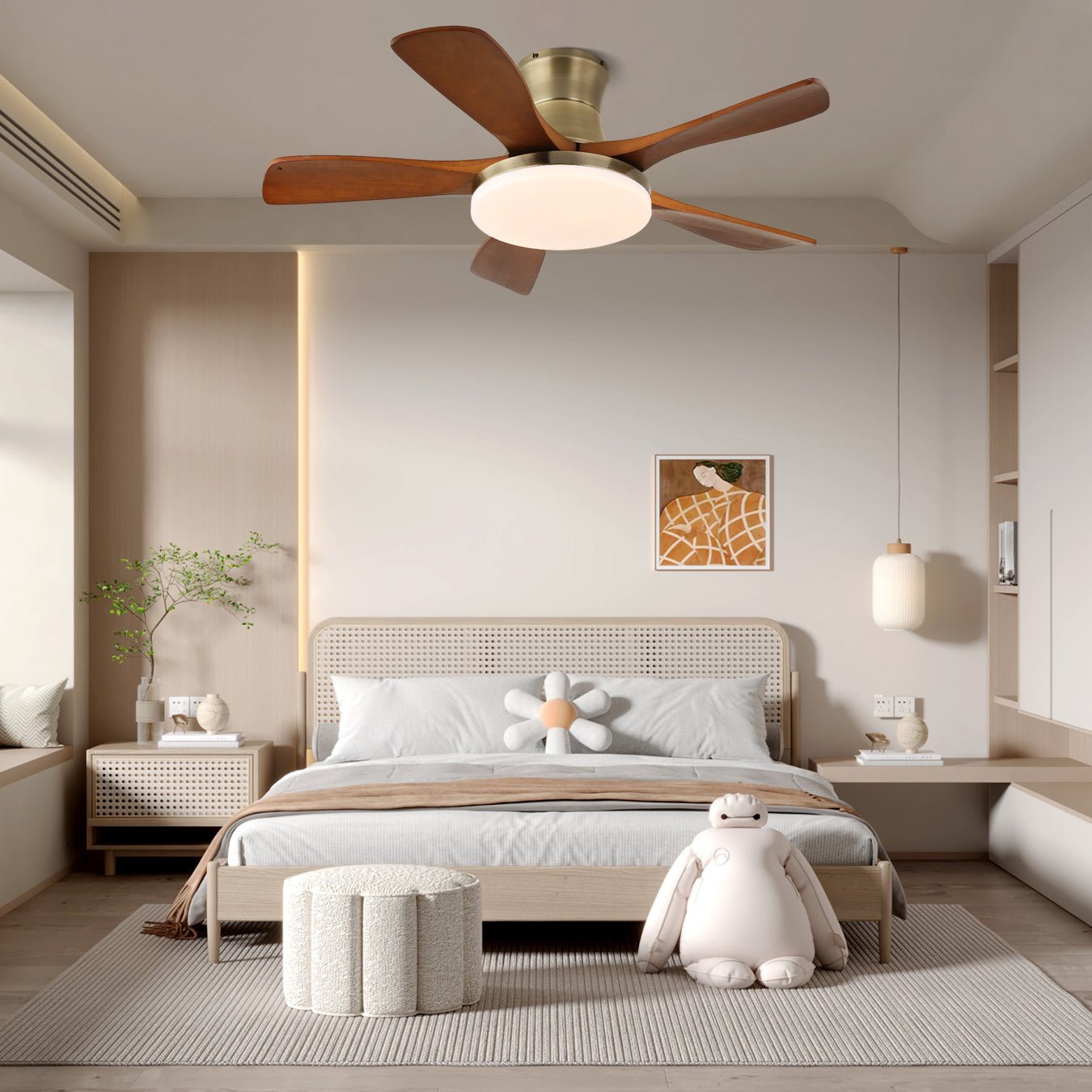 Vista ravvicinata del ventilatore da soffitto Brevo con luce, che mostra le pale in legno di noce e la finitura color ottone.