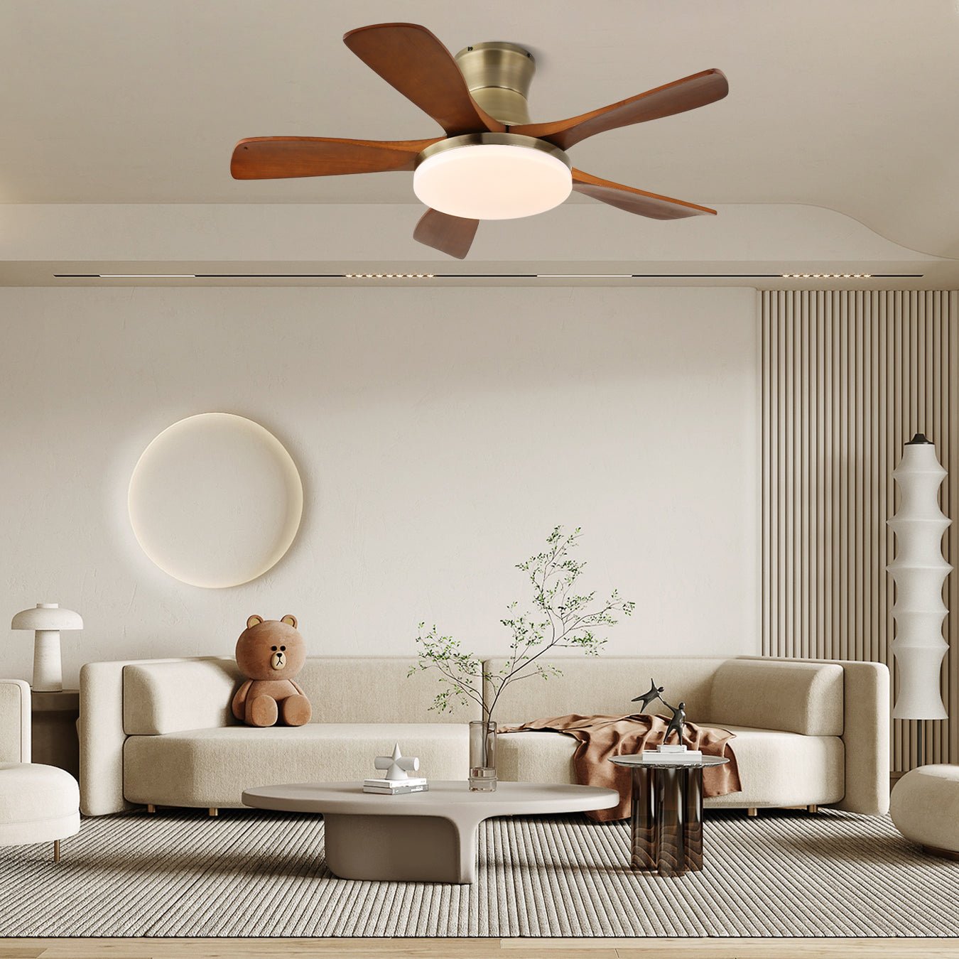 Ventilatore da soffitto Brevo con luce e telecomando portatile, che dimostra il funzionamento del ventilatore a 6 velocità.