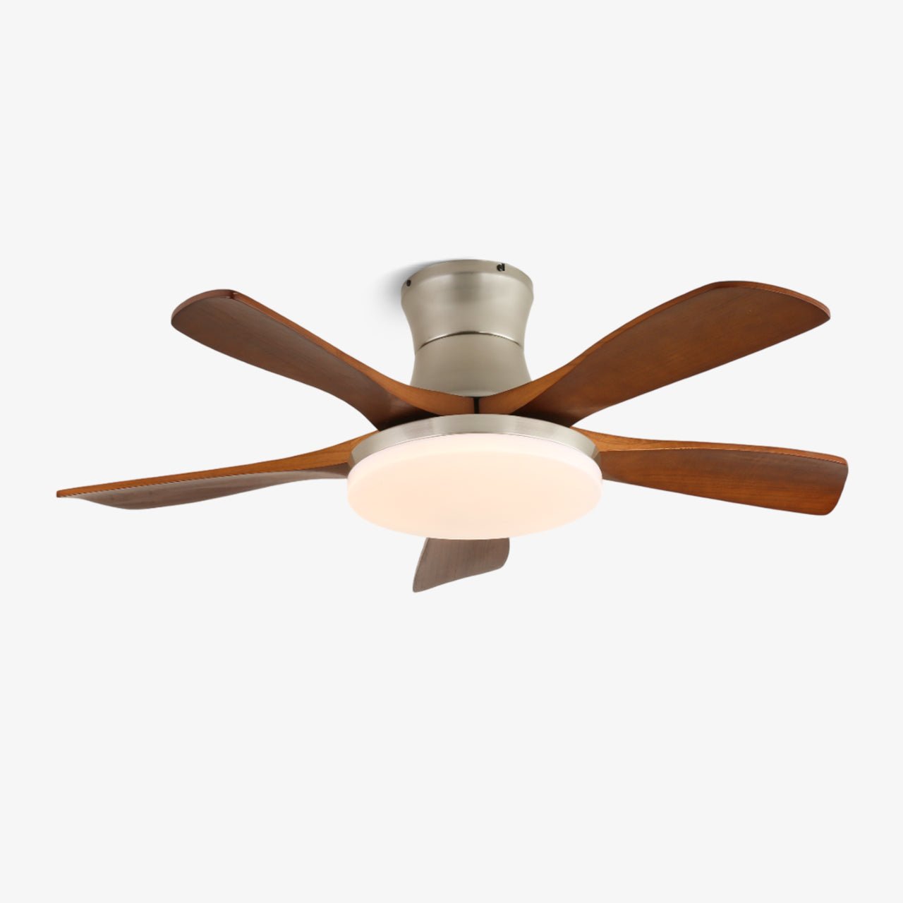 Dettaglio della struttura metallica del ventilatore Brevo con luce e del fissaggio delle sue pale in legno.